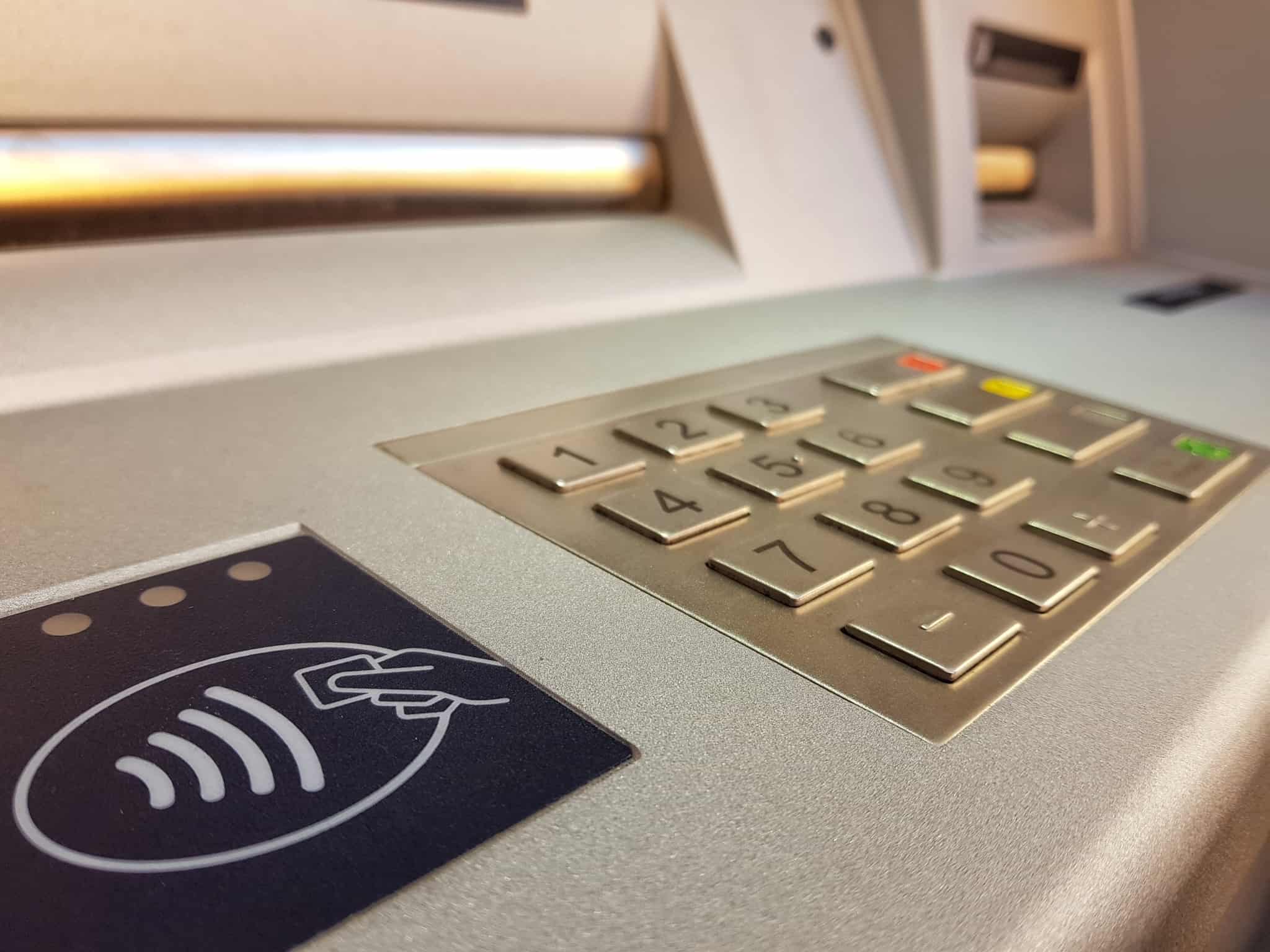 Fim às despesas de manutenção de conta teclado de números da caixa de multibanco