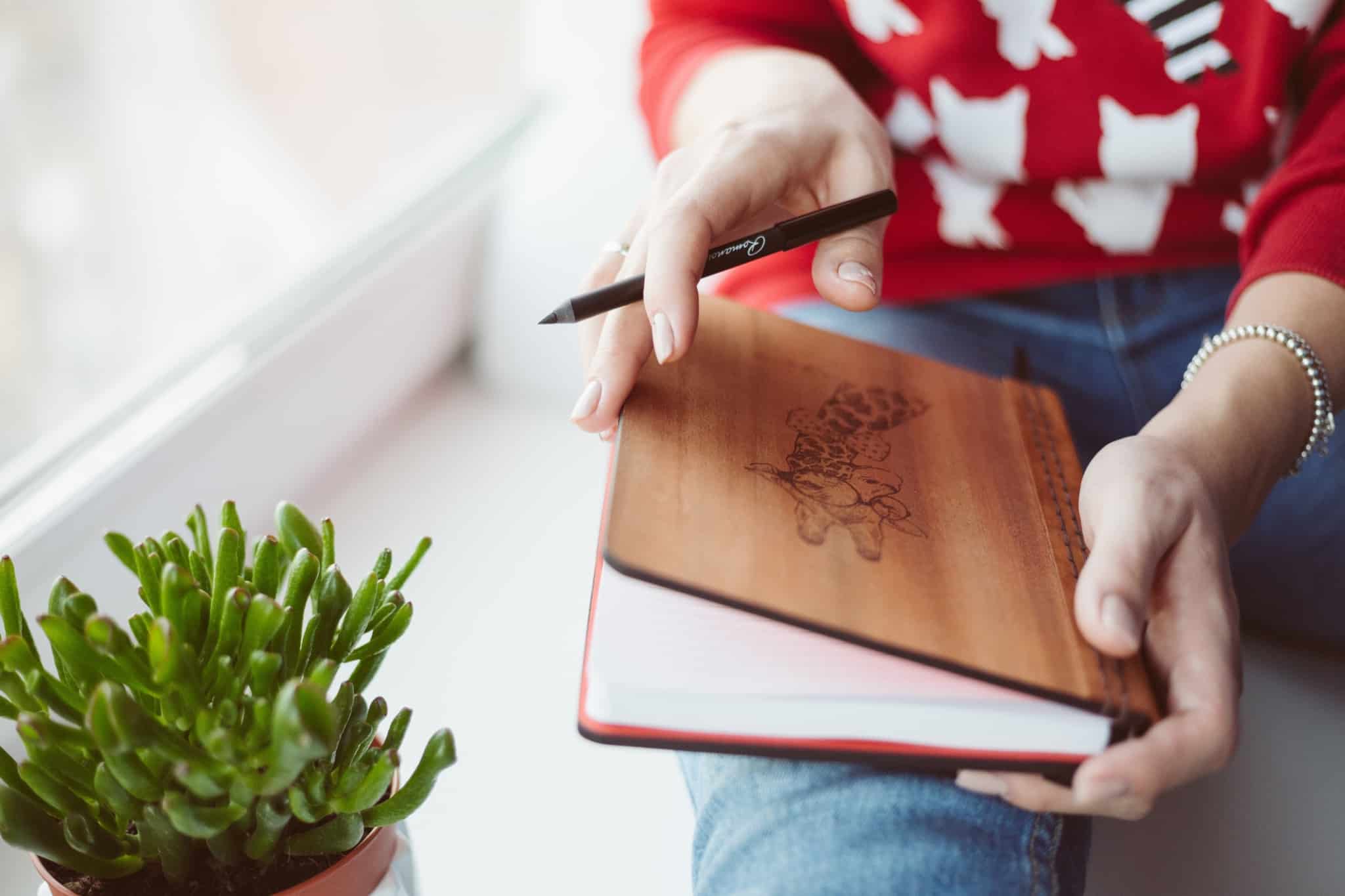 rapariga com bloco de notas e caneta