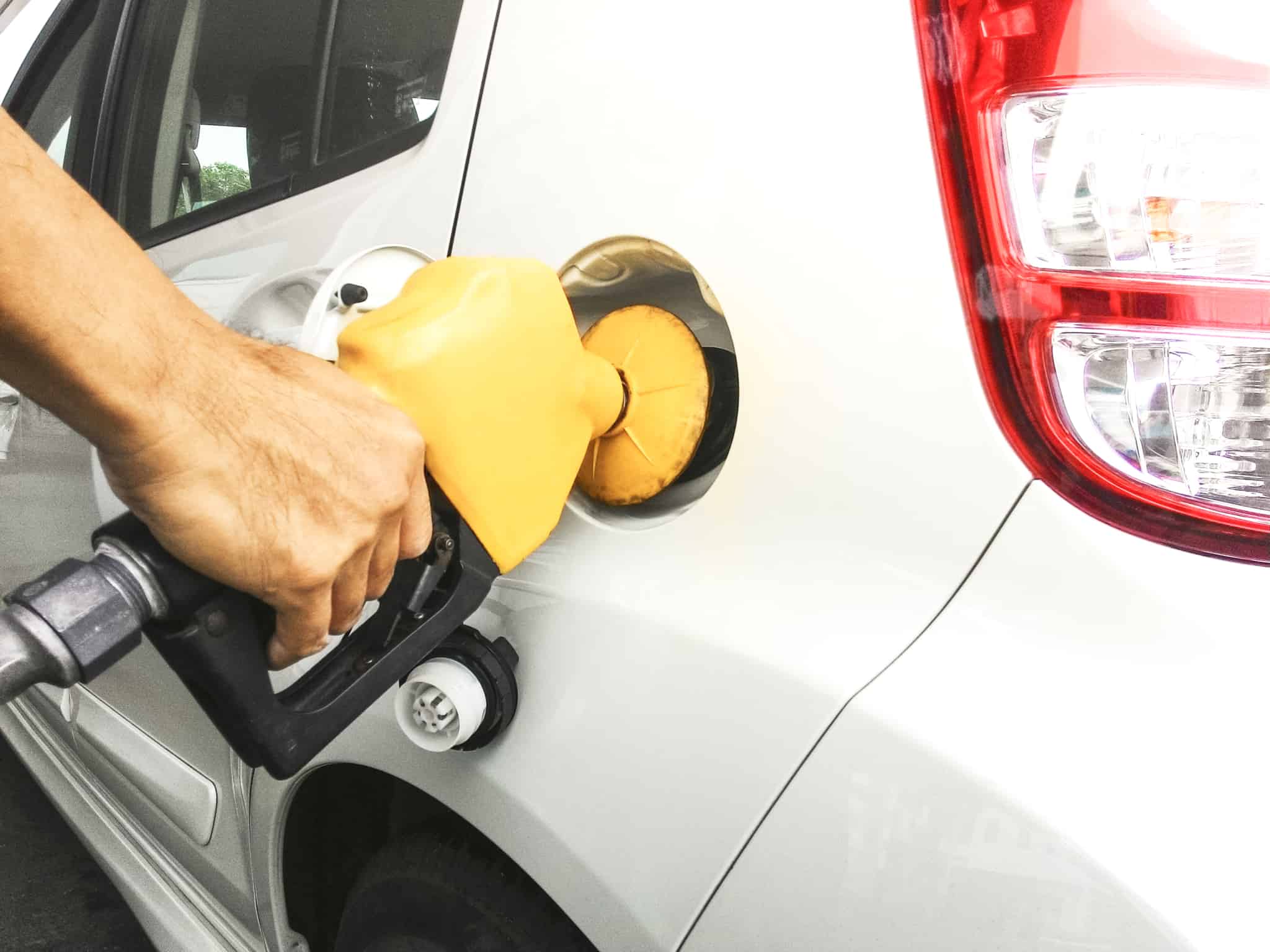 Poupar a sério! Combustíveis pessoa a abastecer o carro com pistola de combustível