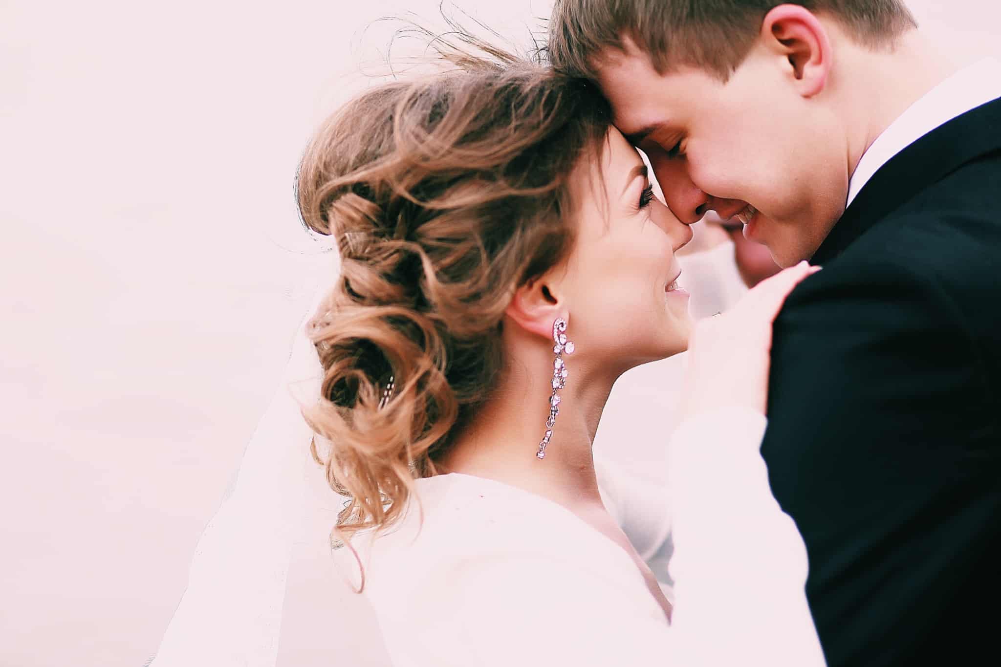 casal recem casado a olhar um para o outro