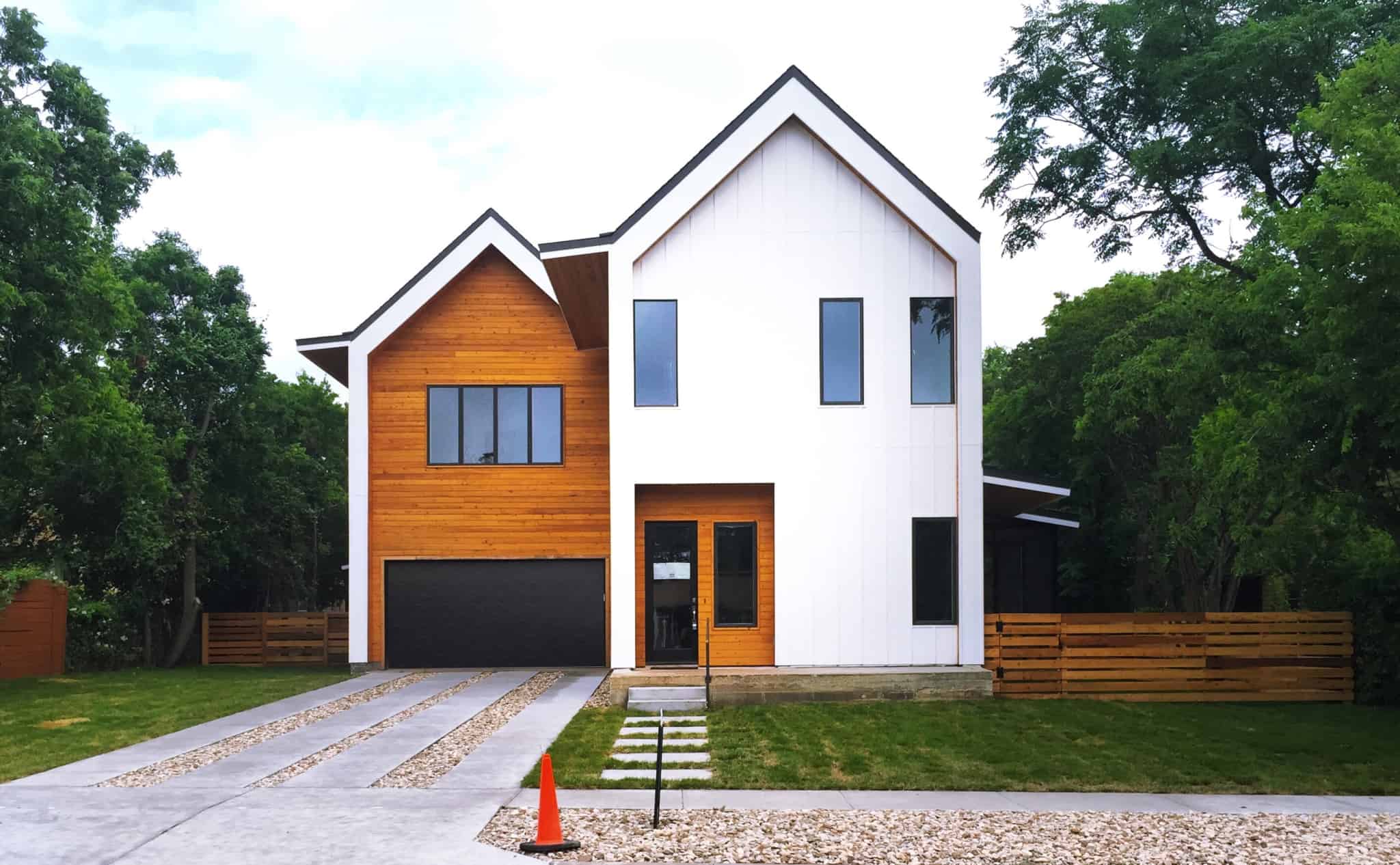 casa branca e castanha com garagem