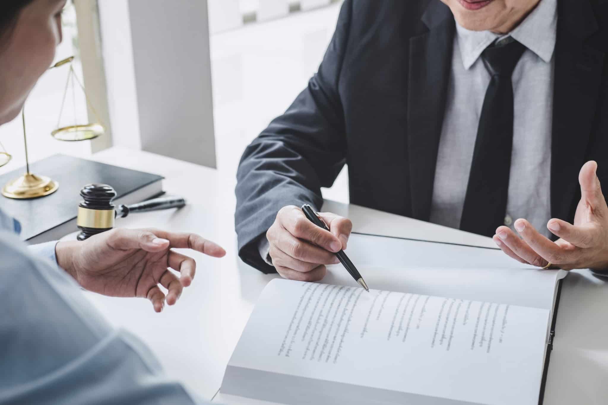 advogado a falar com o cliente