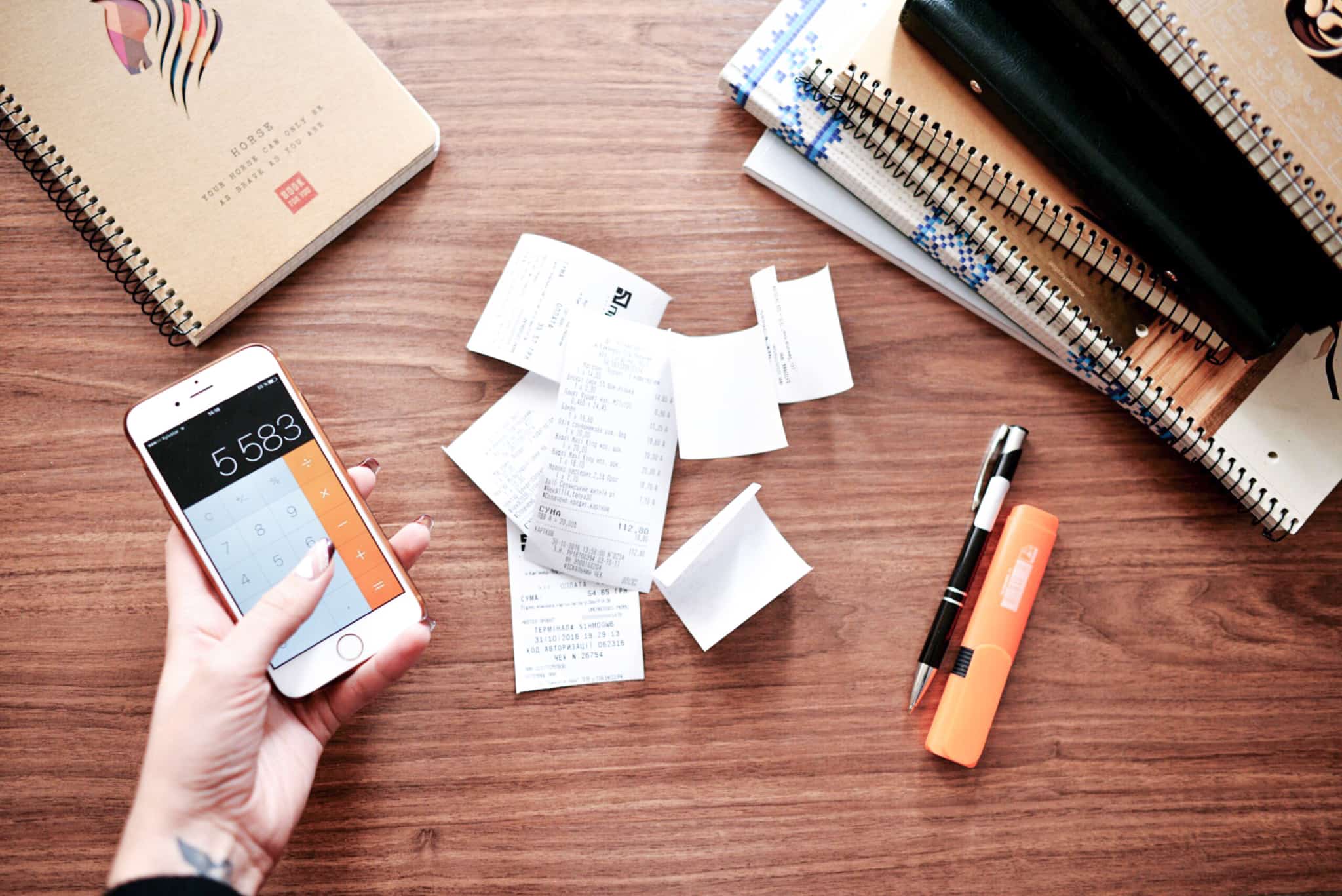 beneficios-fiscais-gestao-financeira-papeis-calculadora