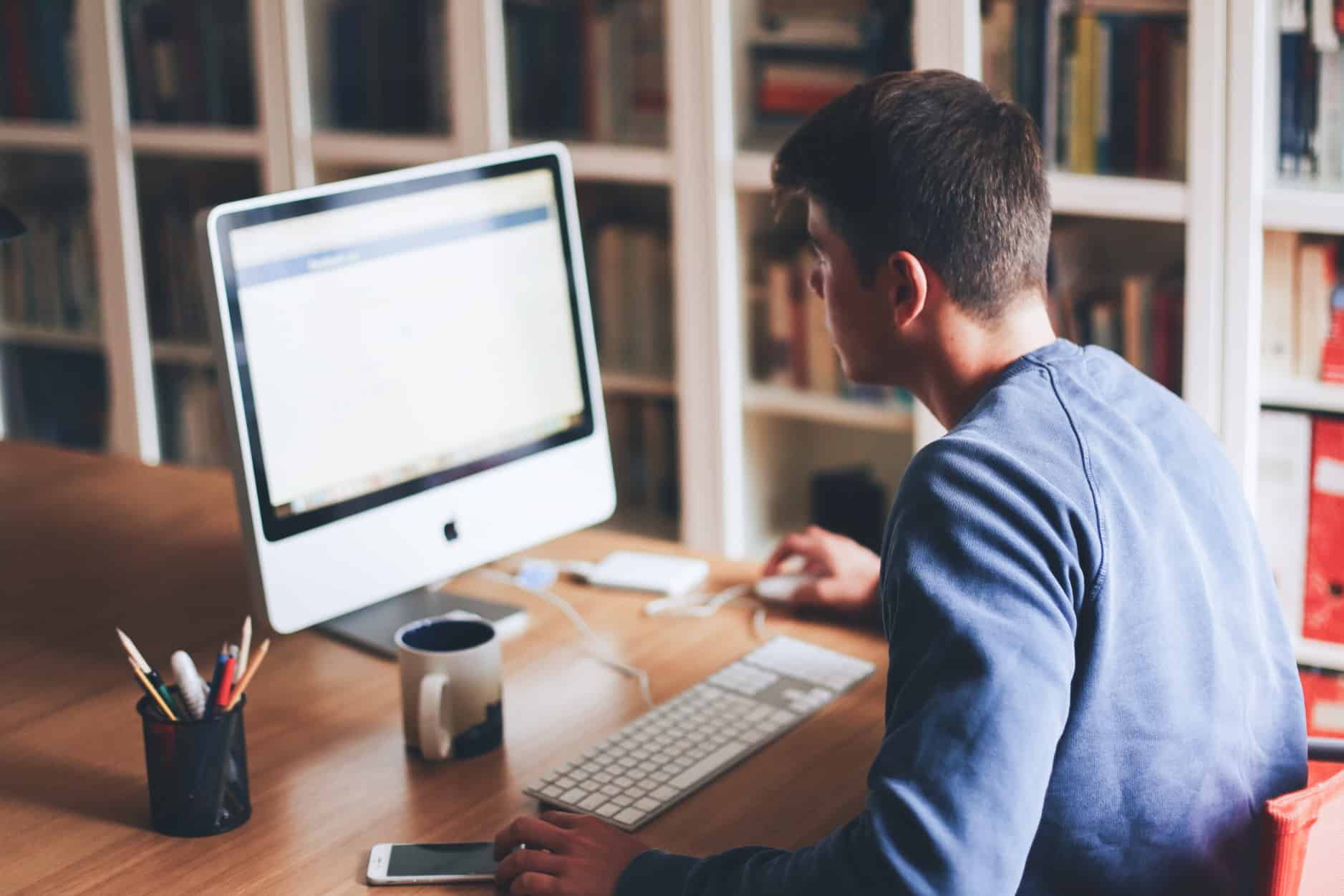 Jovem a começar a escrever um email formal para uma empresa