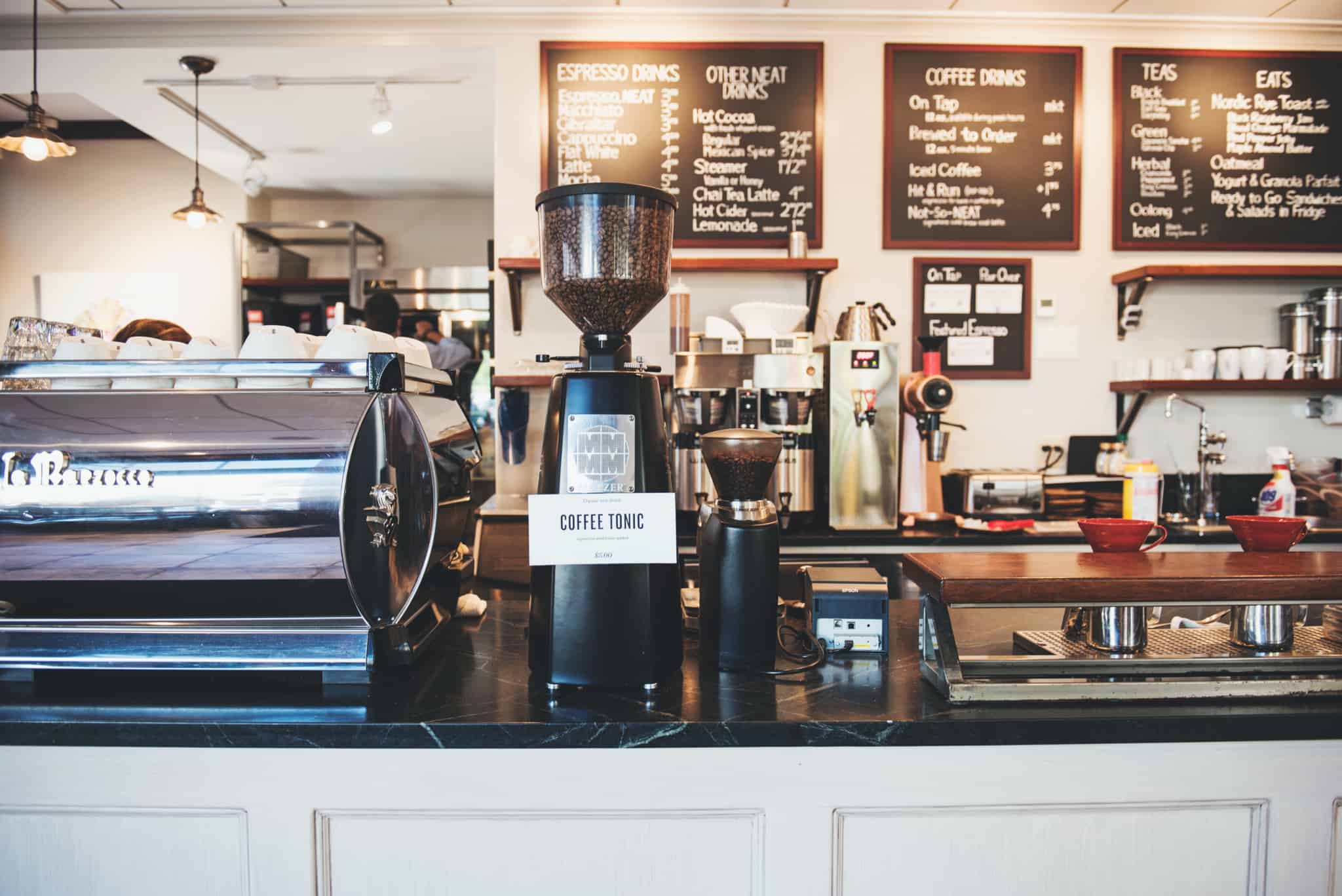 loja de cafe com maquina e grãos