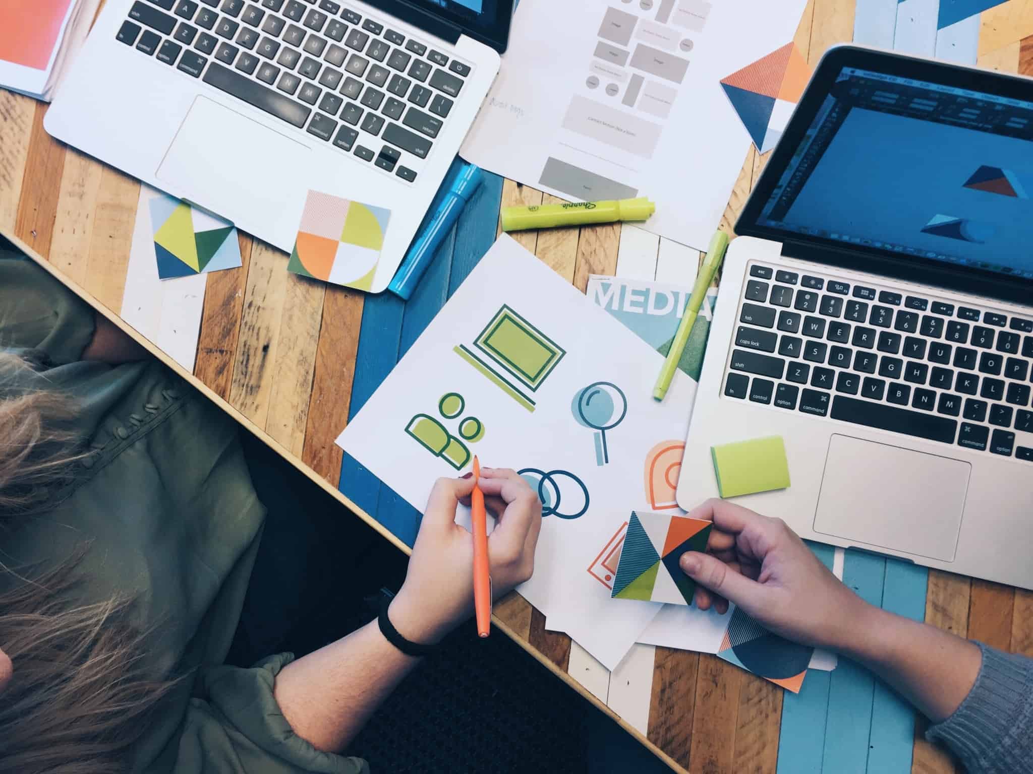 trabalhar em projetos com computador e marcadores