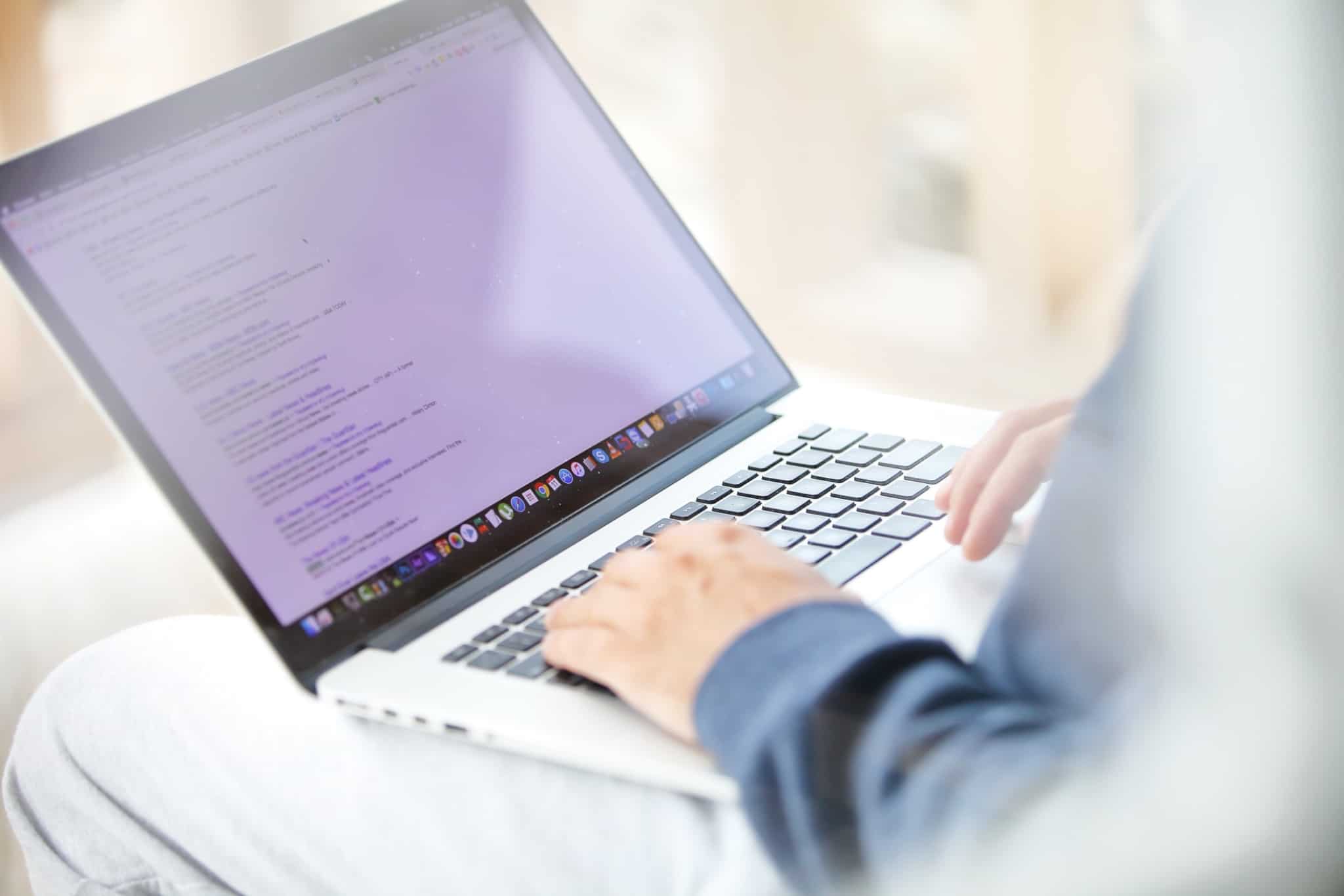 pessoa no computador a fazer pesquisa de compras online