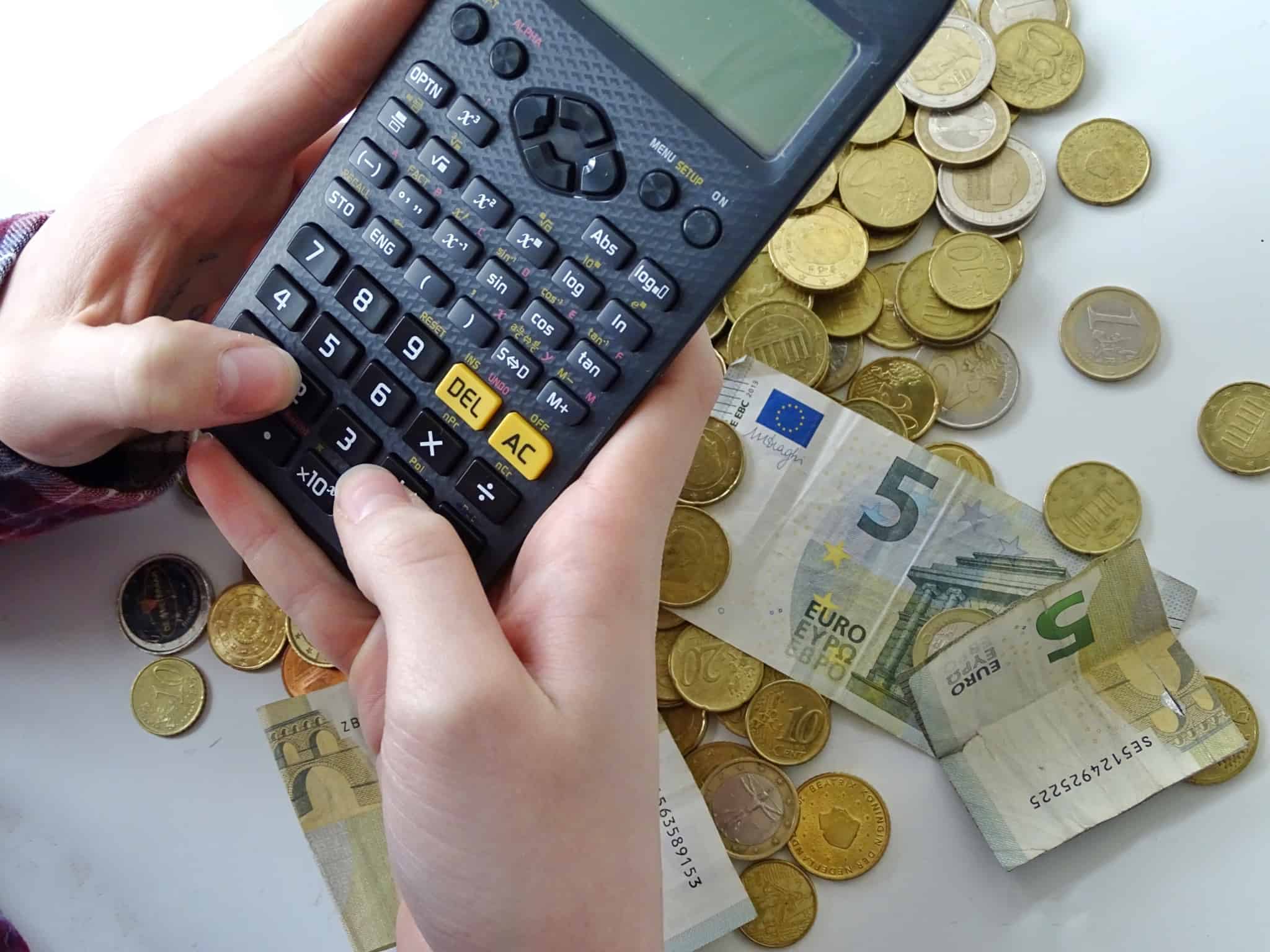 Pessoa a fazer contas com uma máquina calculadora