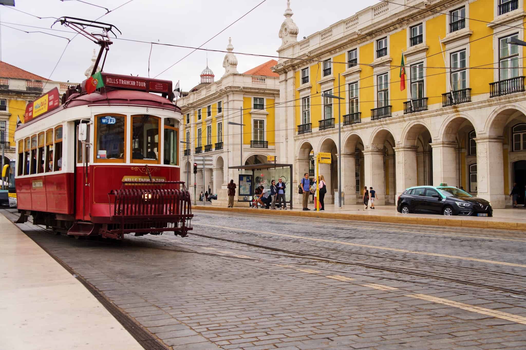 baixa de lisboa com o eléctrico vermelho a passar