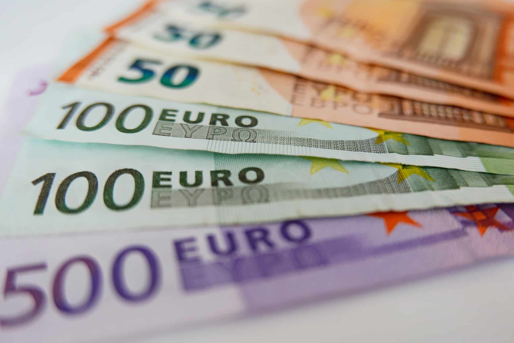 notas de quinhentos cem e cinquenta euros