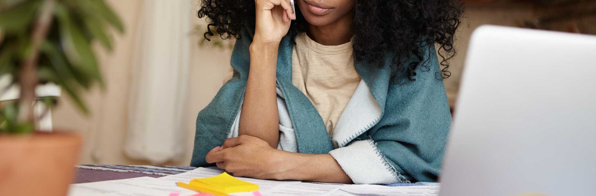 mulher ao telefone na secretária