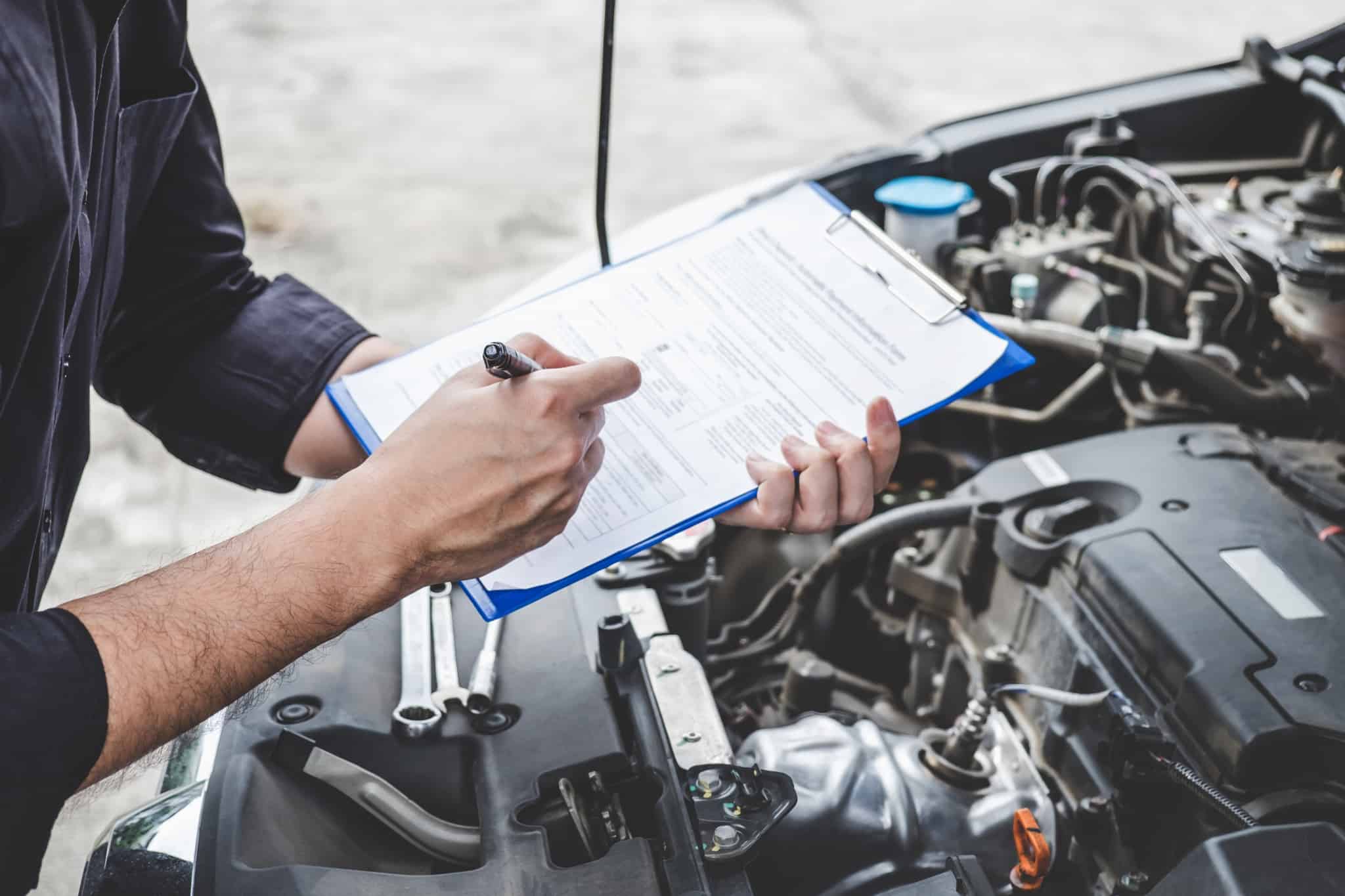 mecânico a apontar os problemas do automóvel