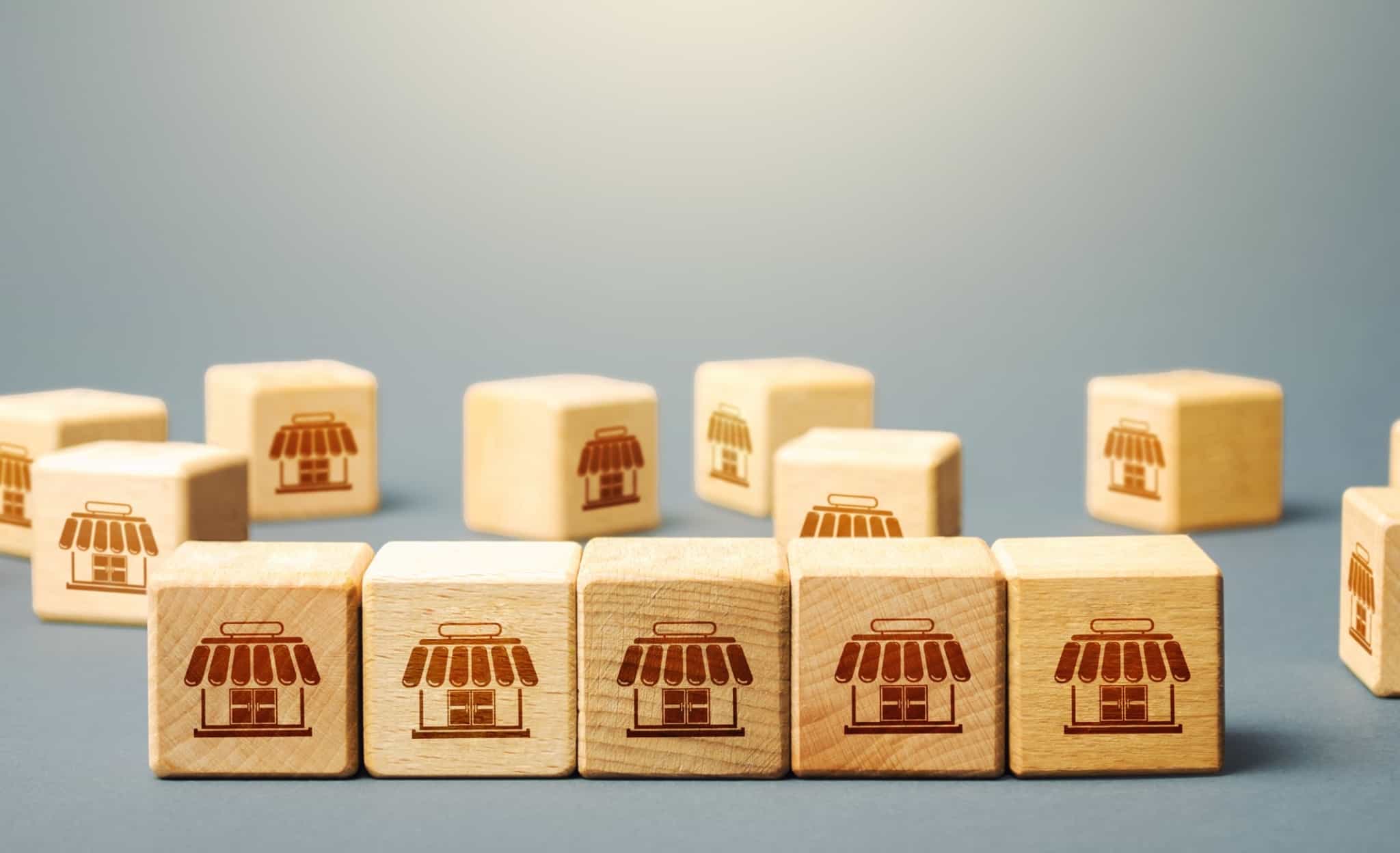 pequenos cubos de madeira com o desenho de uma loja