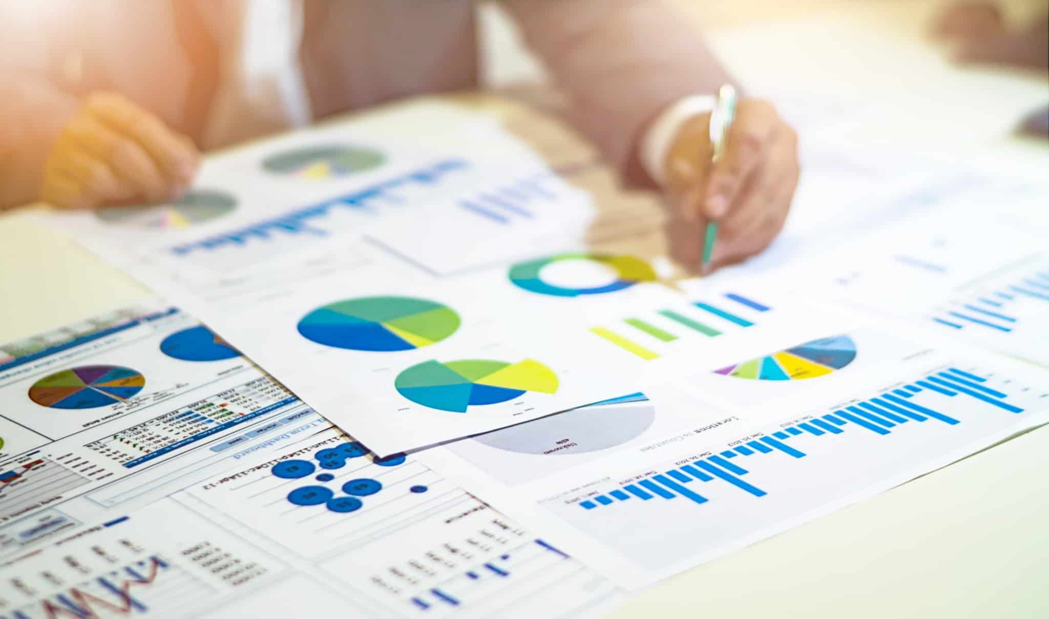 Mulher analisa os seus investimentos financeiros para saber se o englobamento de rendimentos de capitais no IRS compensa