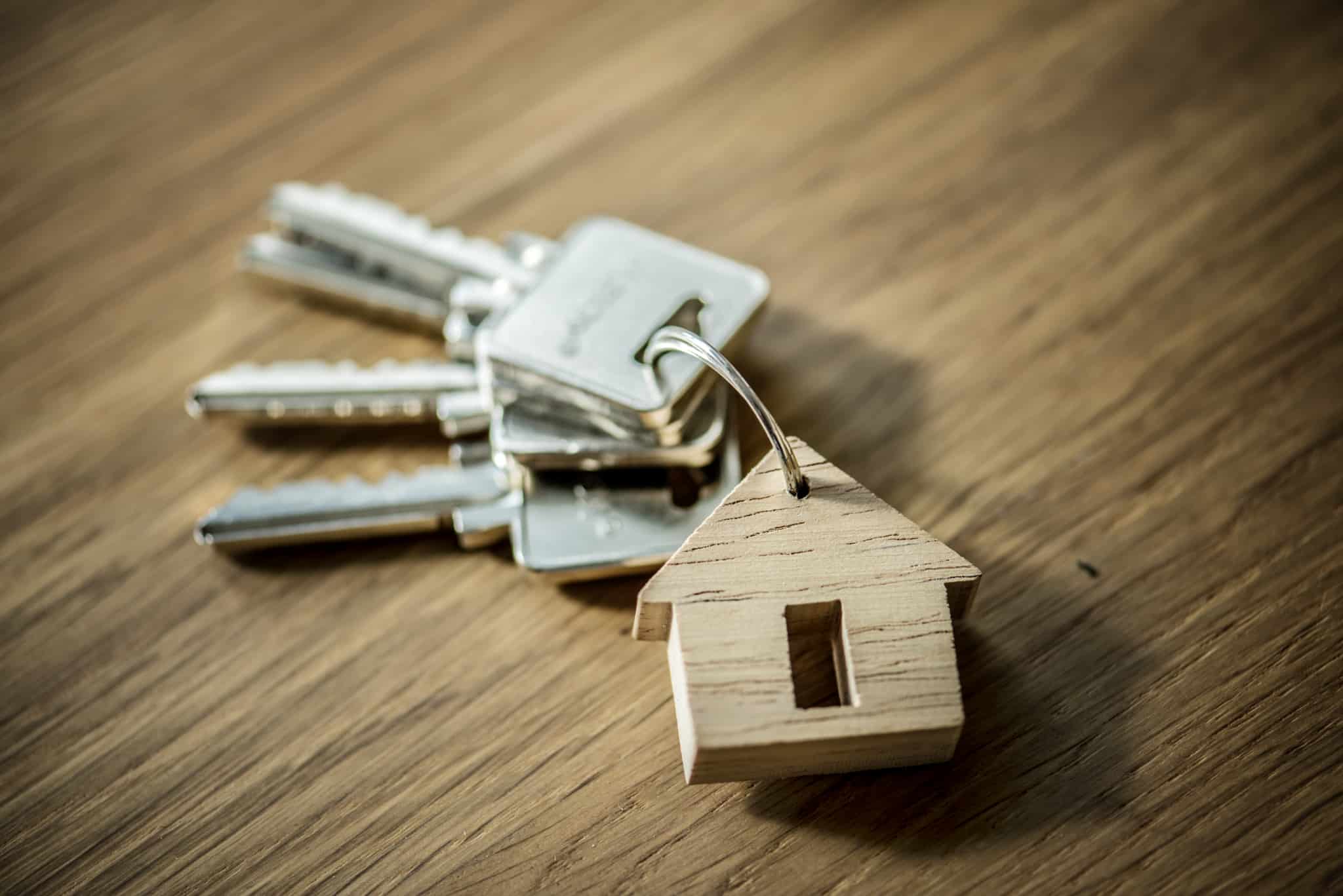 porta chave de madeira com formato de casa