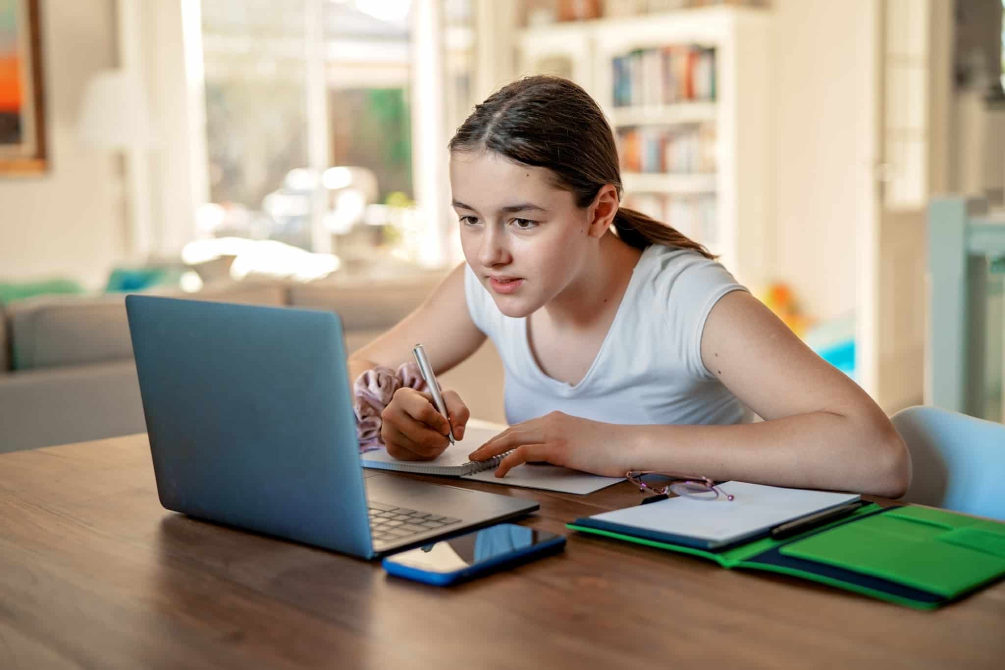 Jovem estuda no computador a ilustrar as deduções com educação no IRS em 2019