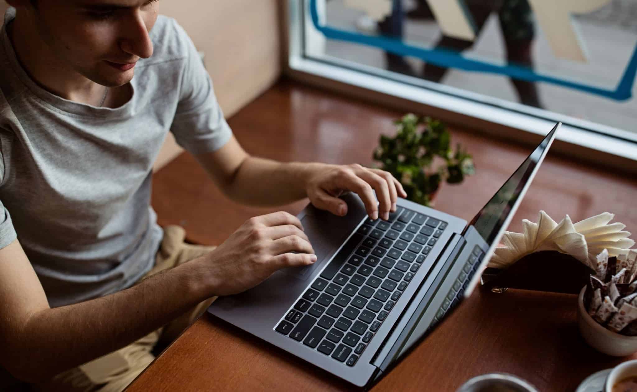 Homem no café a trabalhar no portátil