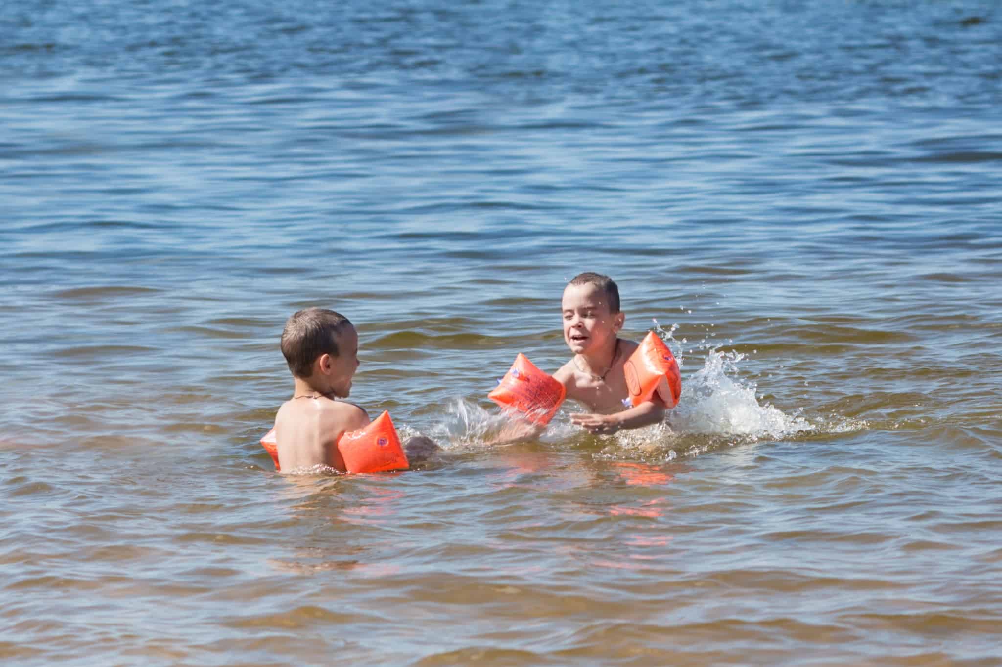 duas crianças a brincar durante as férias
