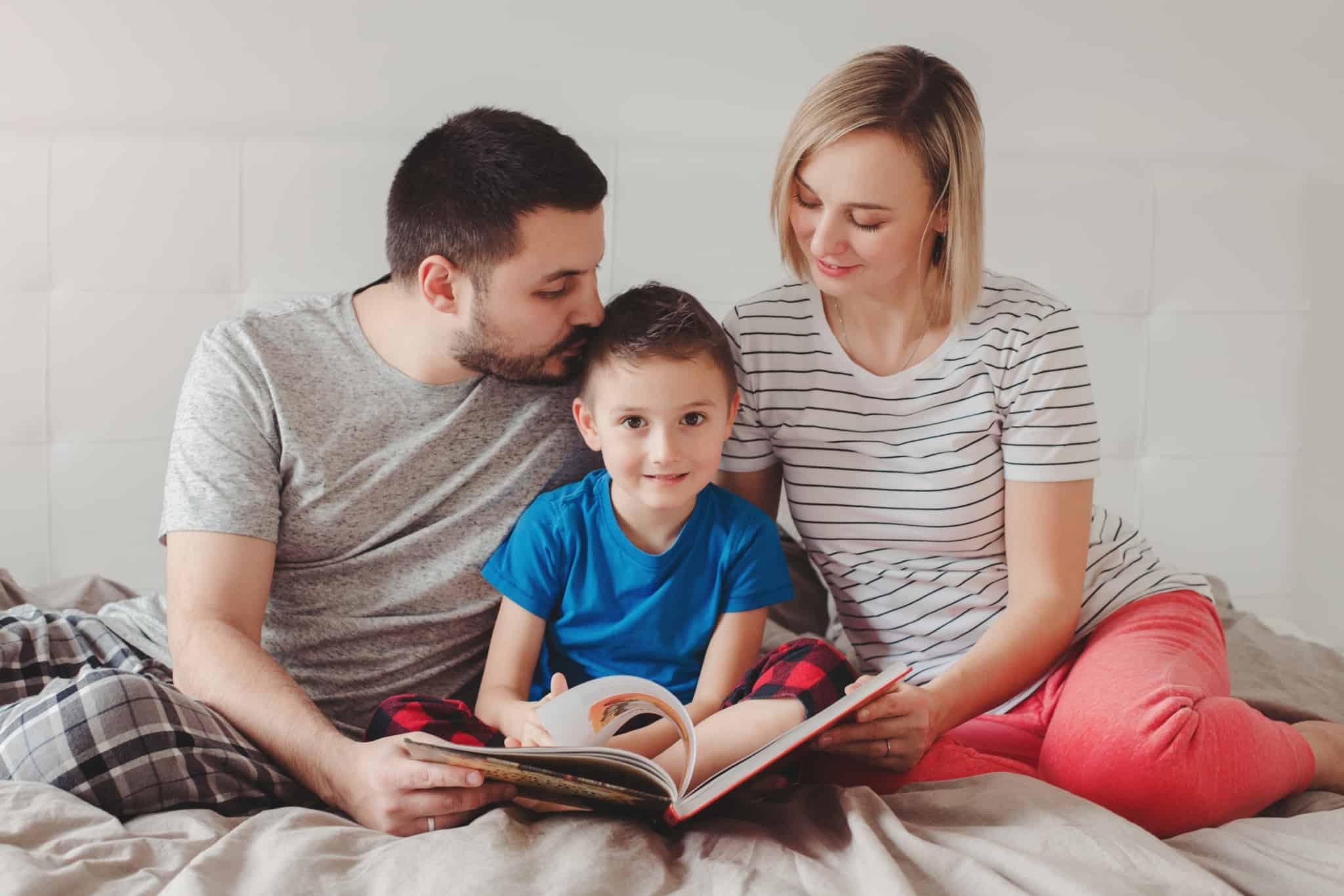 família a ler um livro