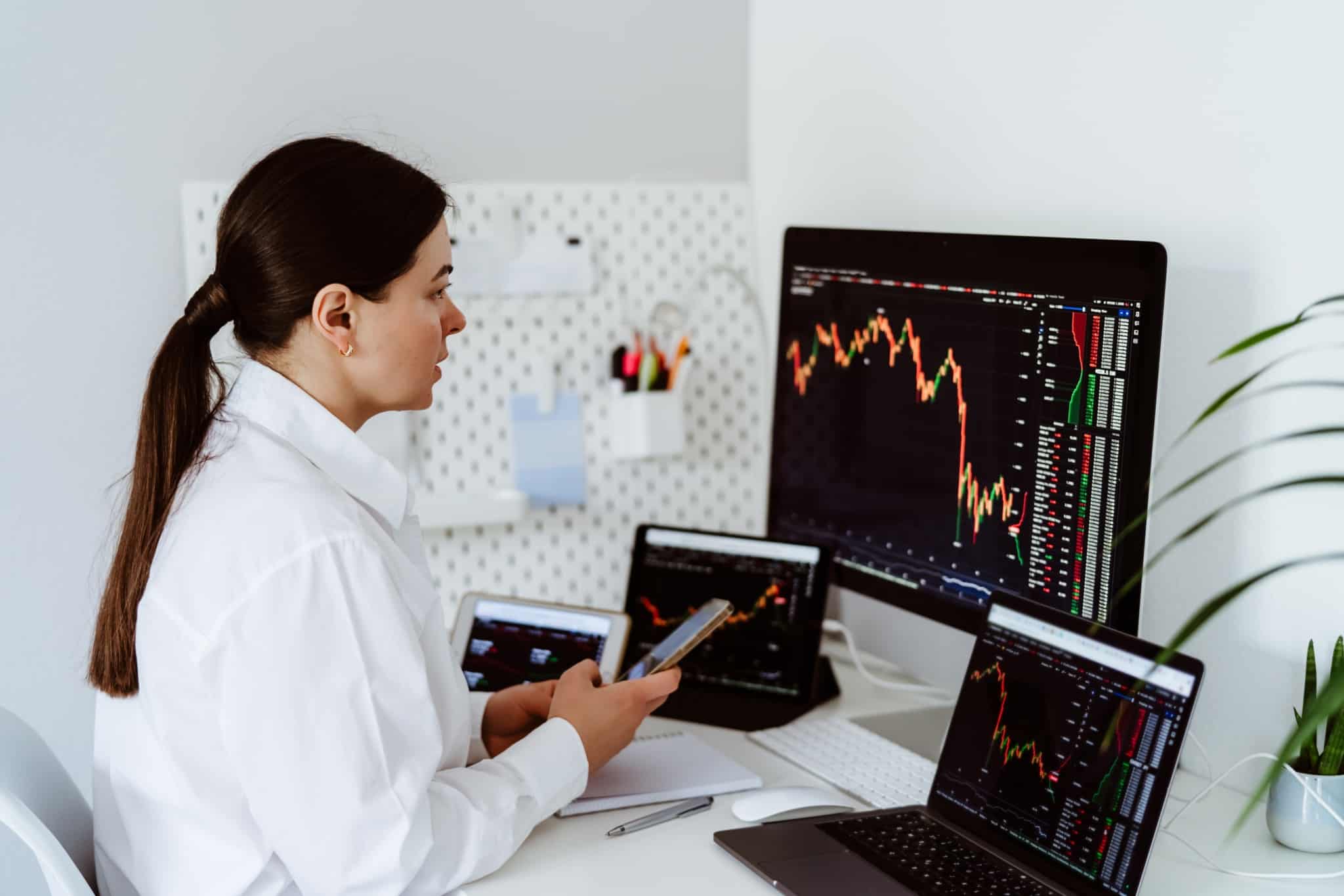 jovem mulher investidora analisa sites para investir online