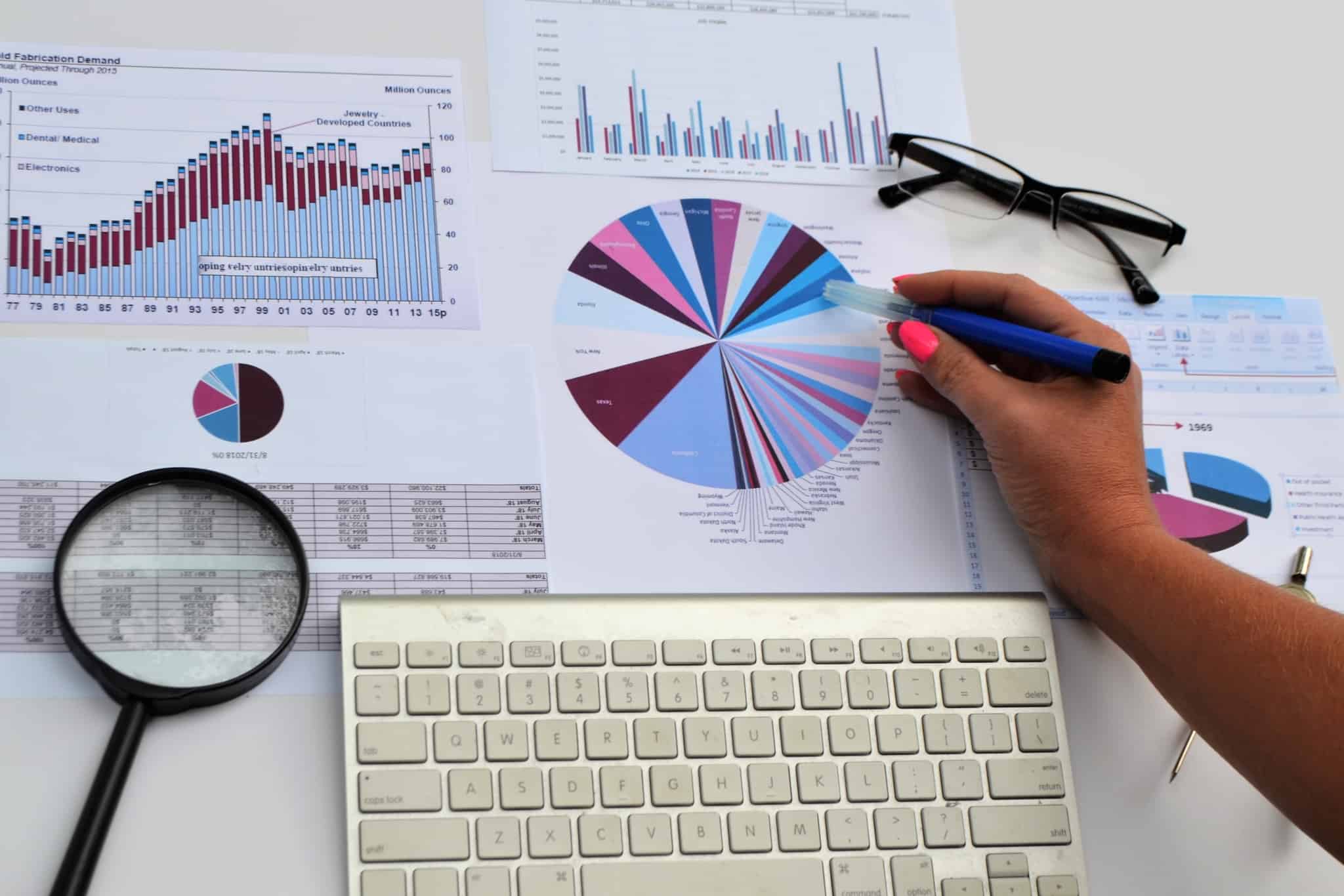 linha Retomar, um apoio às empresas pós pandemia, ilustrada com produção fotográfica em que se vêm gráficos e documentos a ser estudados num business plan.