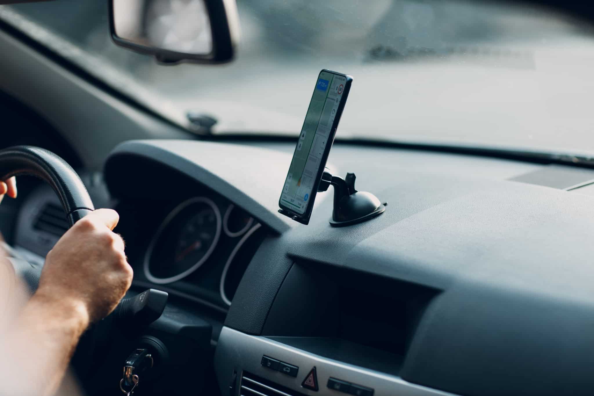 tablier de um carro com o equipamento para usar o telemóvel e as apps que ajudam a controlar os gastos do carro