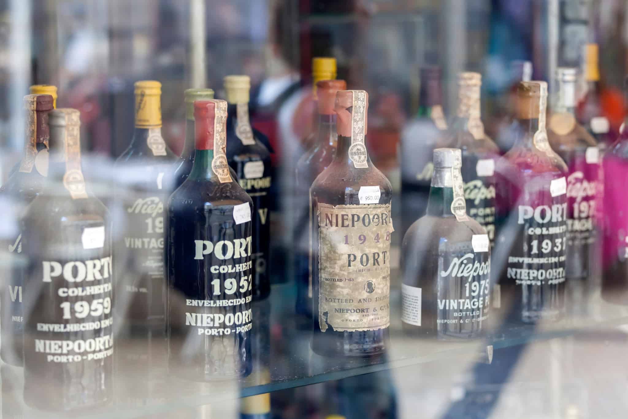investimento em artigos colecionáveis, como o conjunto de garrafas antigas de Vinho do Porto que vemos nesta imagem, pode trazer um bom retorno