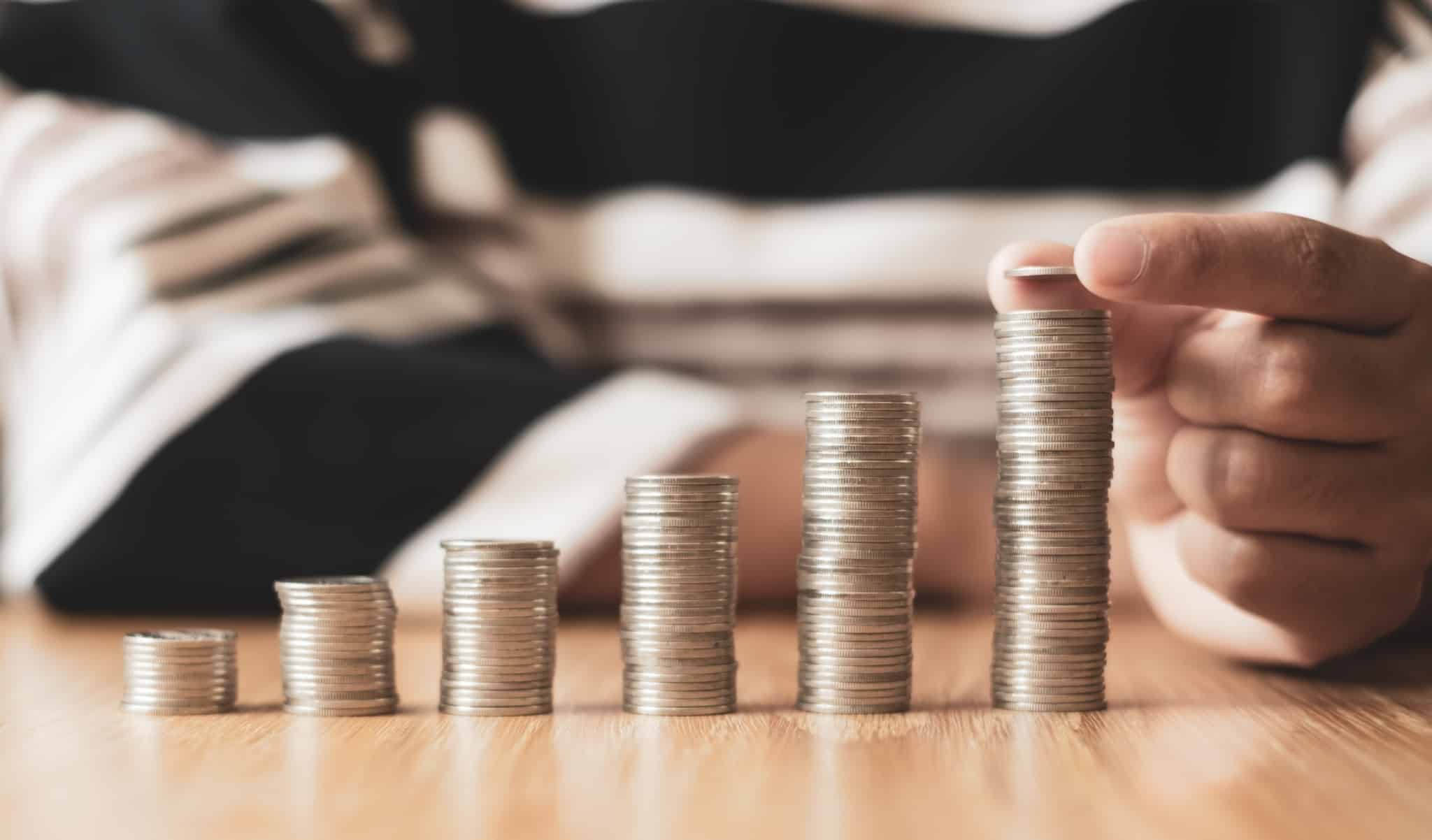 investir em certificados, aforro e do tesouro, ilustrado com várias pilhas de moedas dispostas em crescendo