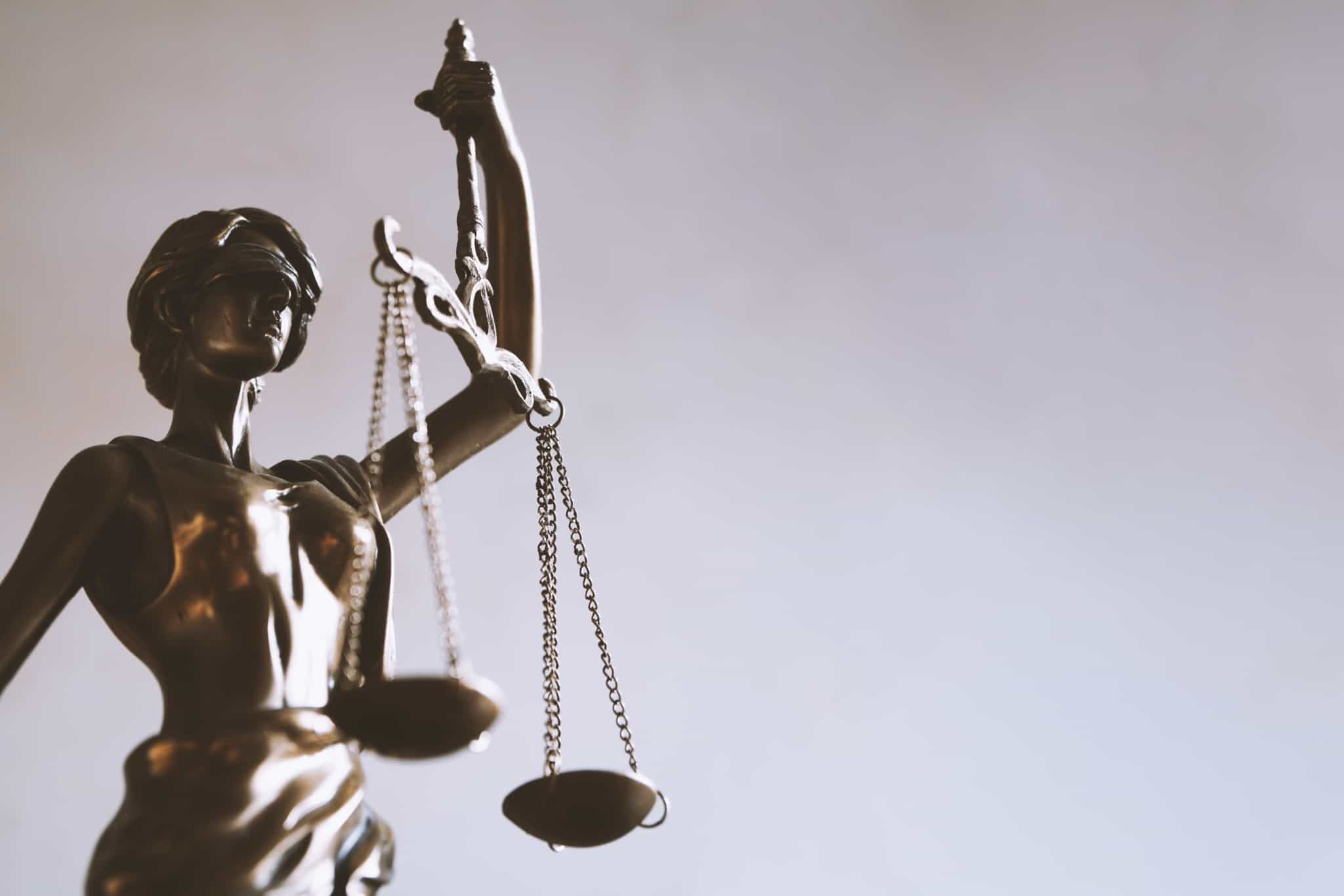 estatueta da justiça, a mulher de olhos vendados a segurar a balança com os dois pratos