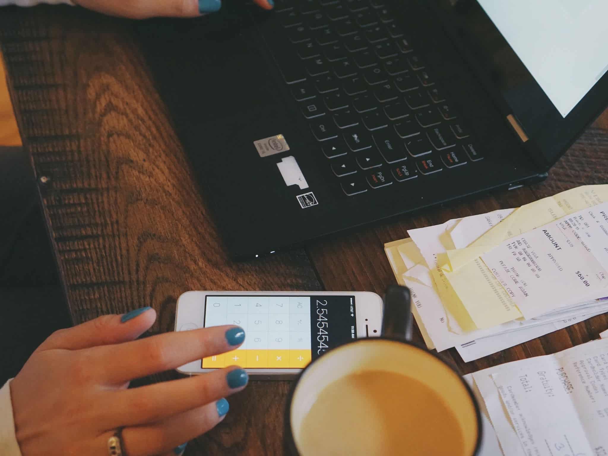 Homem calcula conta-corrente para pagar dívidas ao Estado