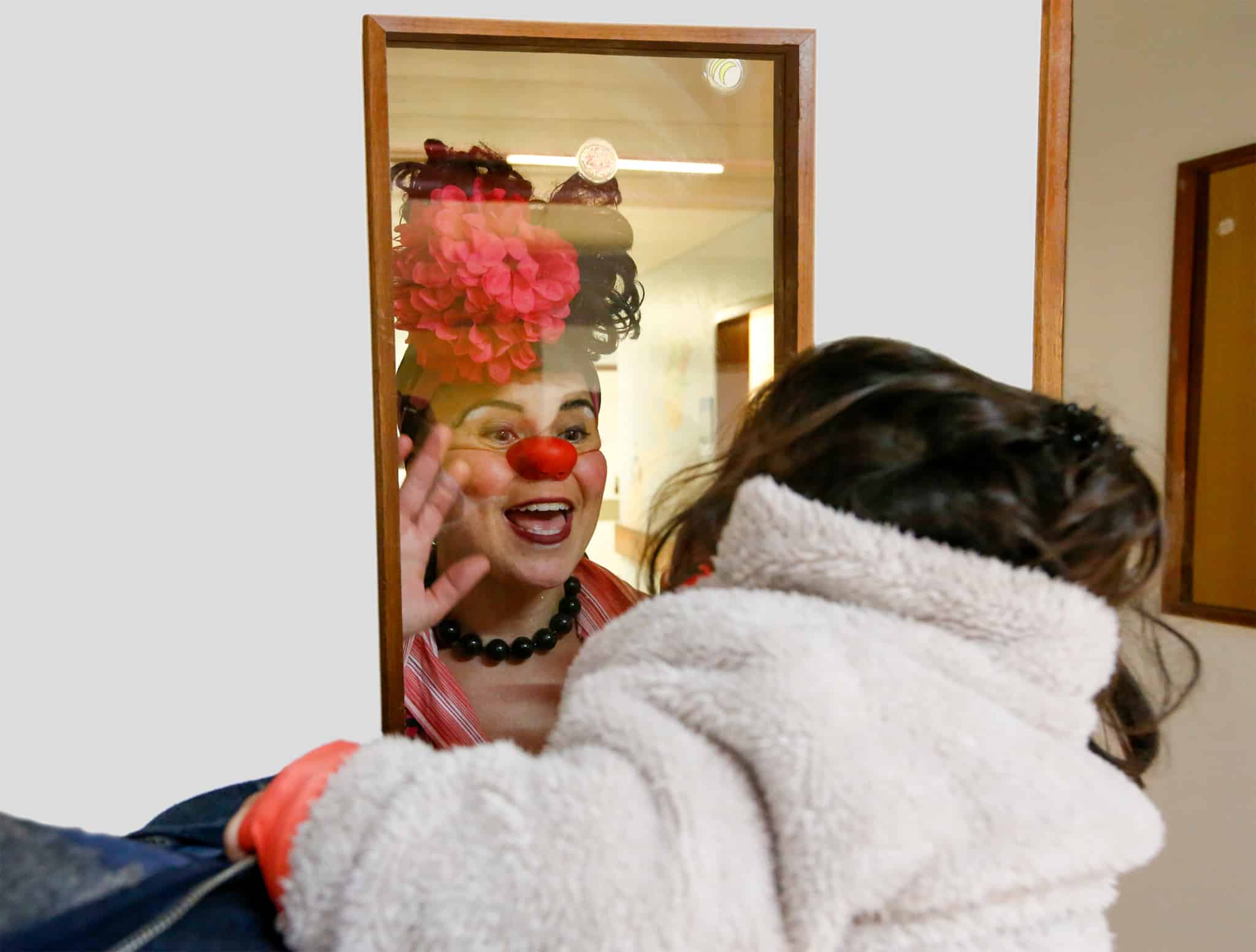 Palhaça da Operação de Nariz Vermelho a animar o dia das crianças no hospital a ilustrar as entidades que podem receber donativos do IRS