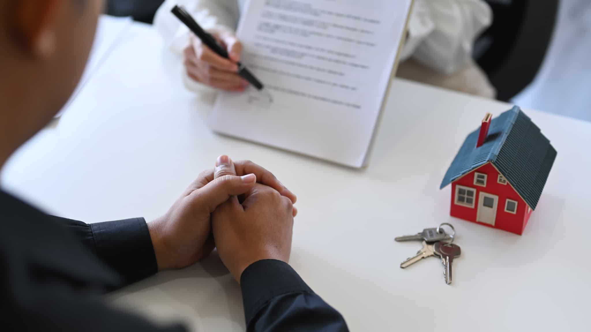 pessoa a assinar contrato de arrendamento de casa