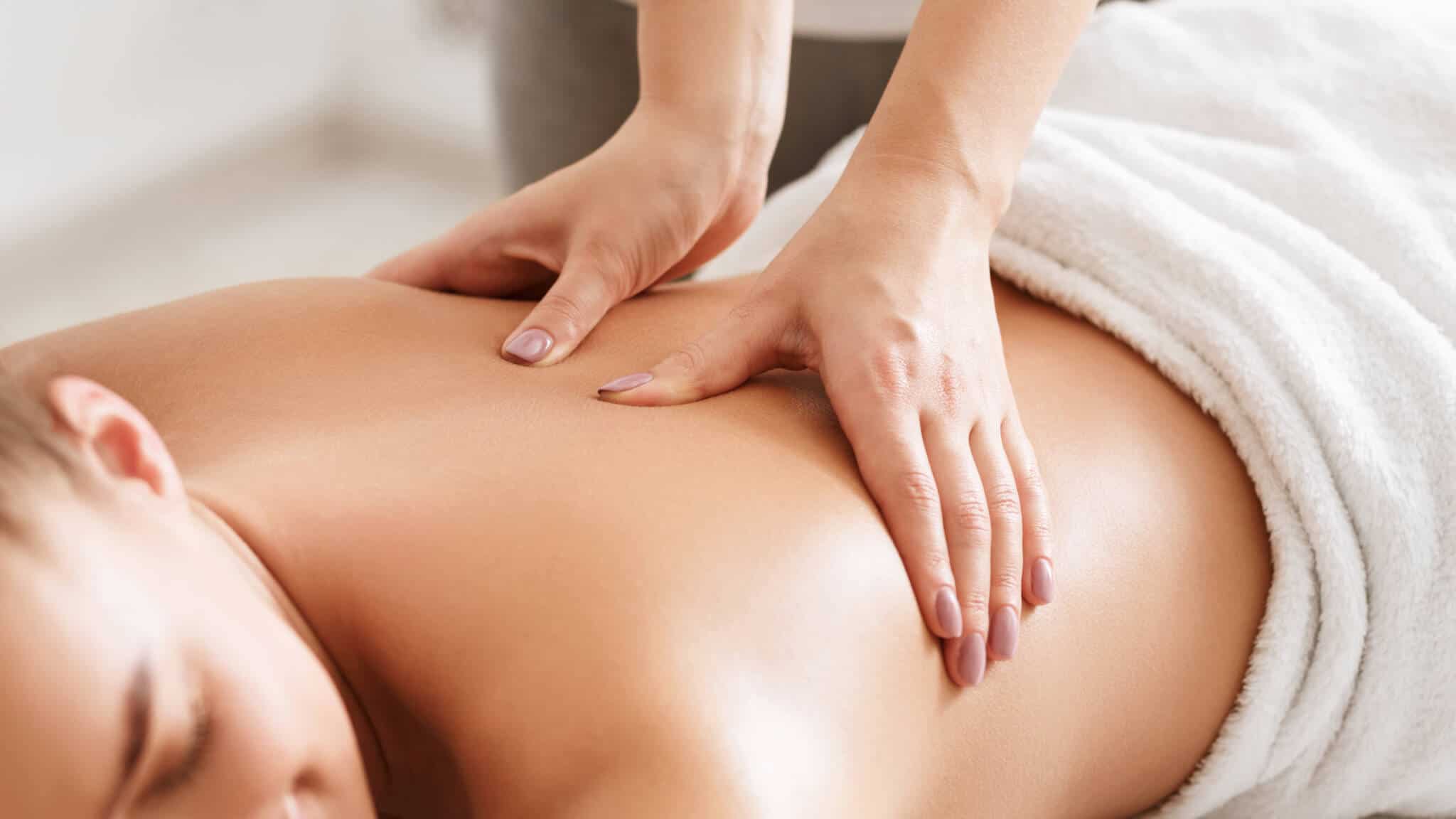 jovem a fazer massagens no Spa