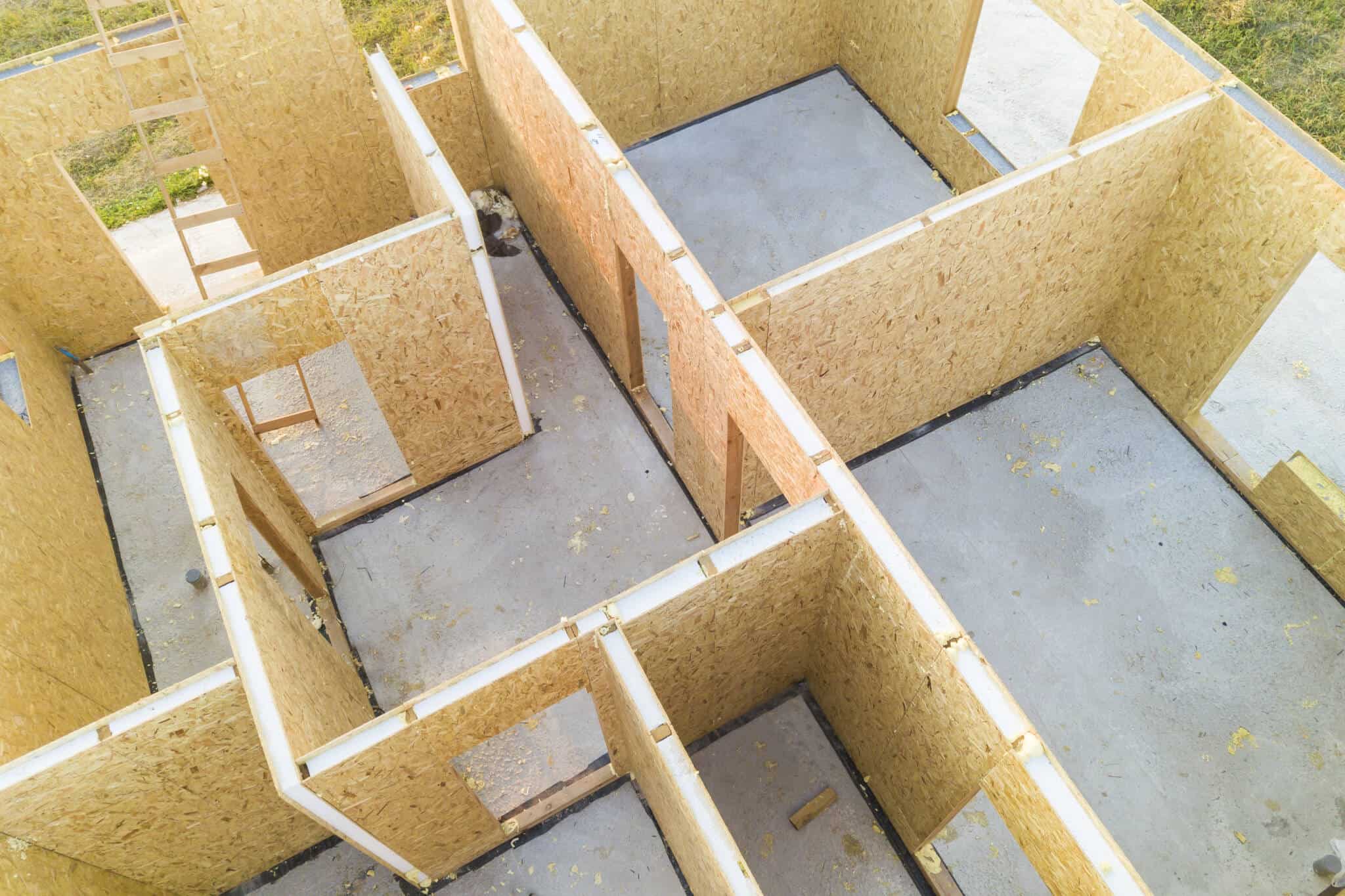 vista aérea sob uma casa modular que está a ser construída e da qual se vê apenas a estrutura