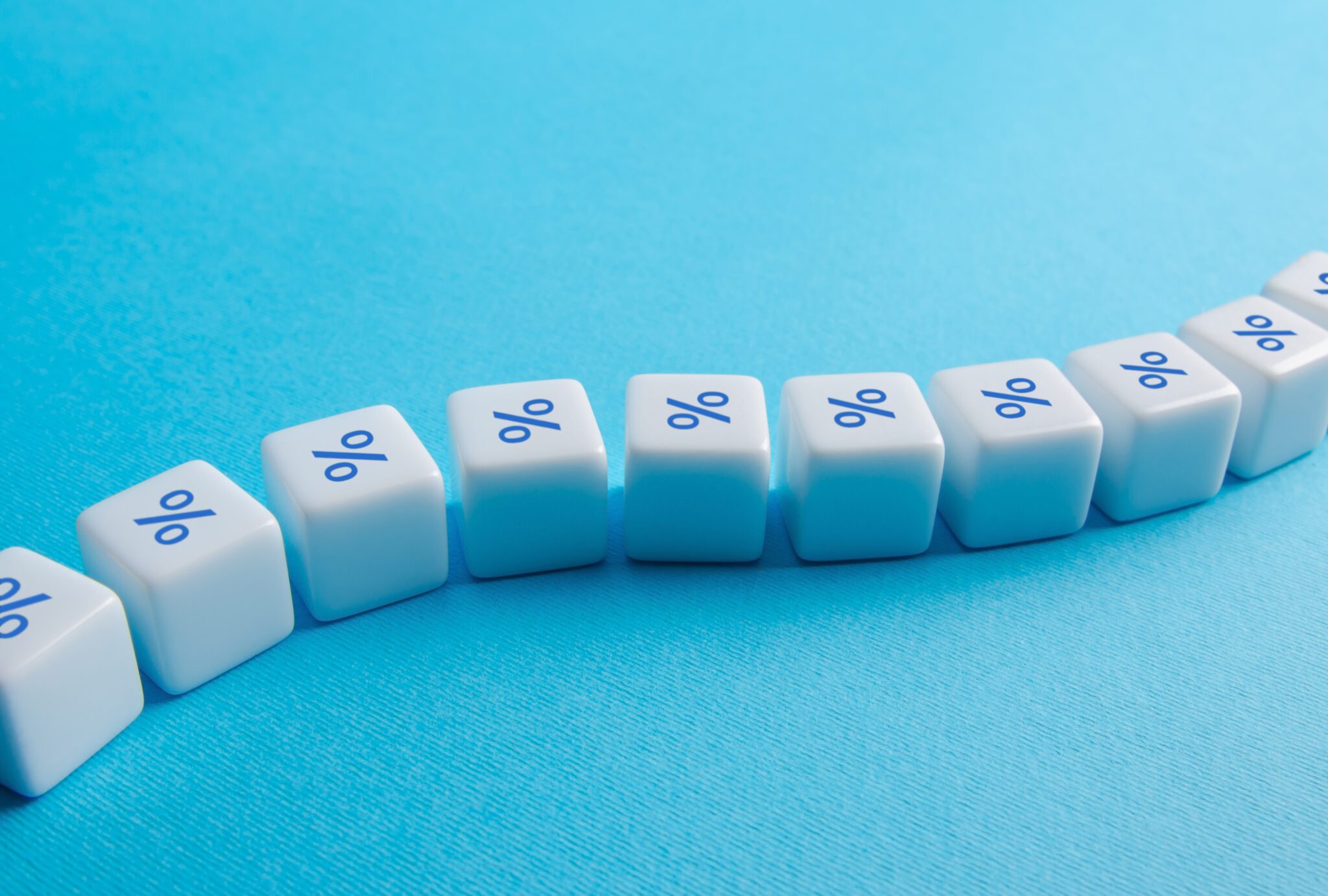 Dados com o símbolo da percentagem alinhados como uma corrente