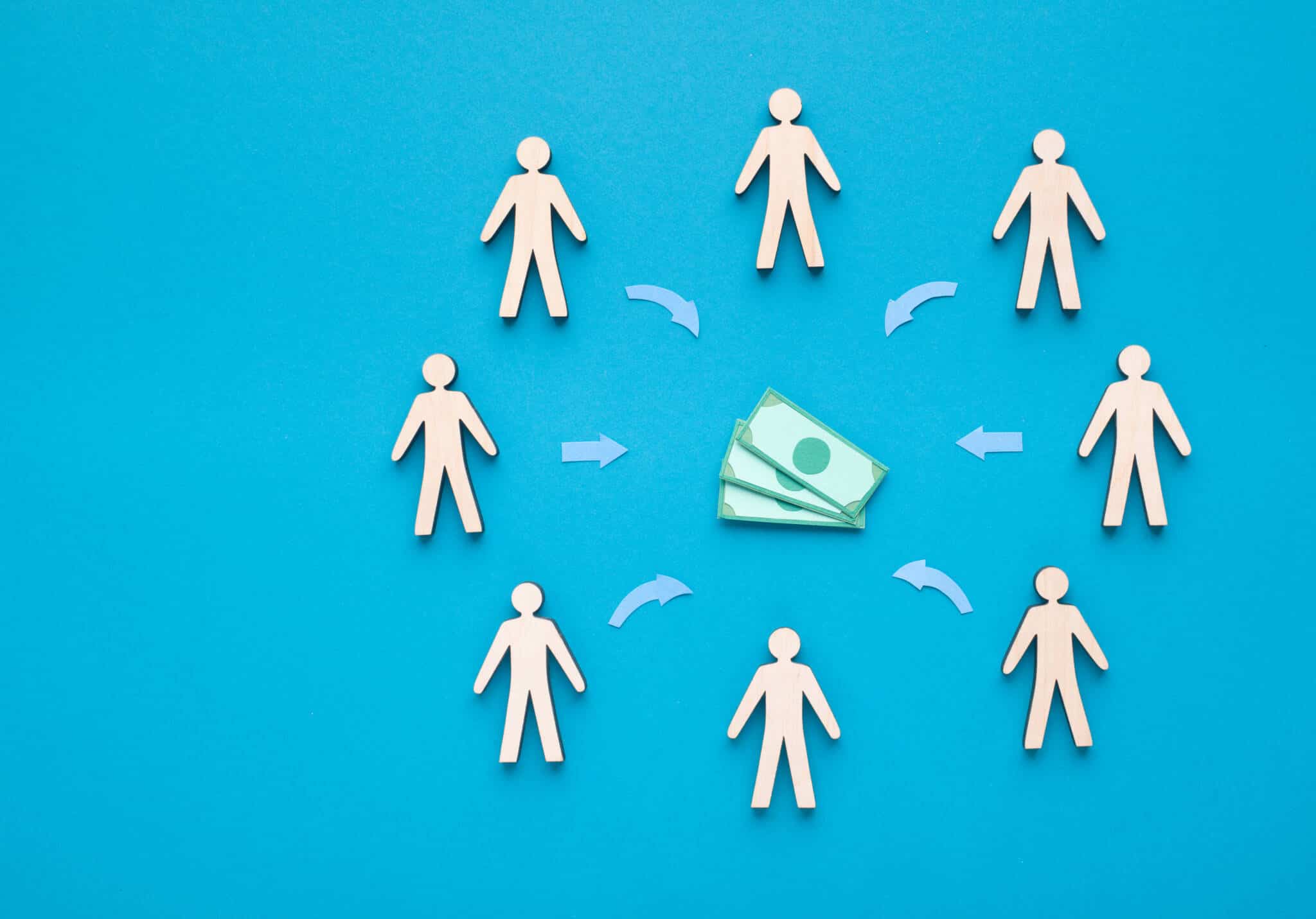 Bonecos de indivíduos em redor de notas para significar ajuda entre pessoas simbolizando impacto de consignar IRS