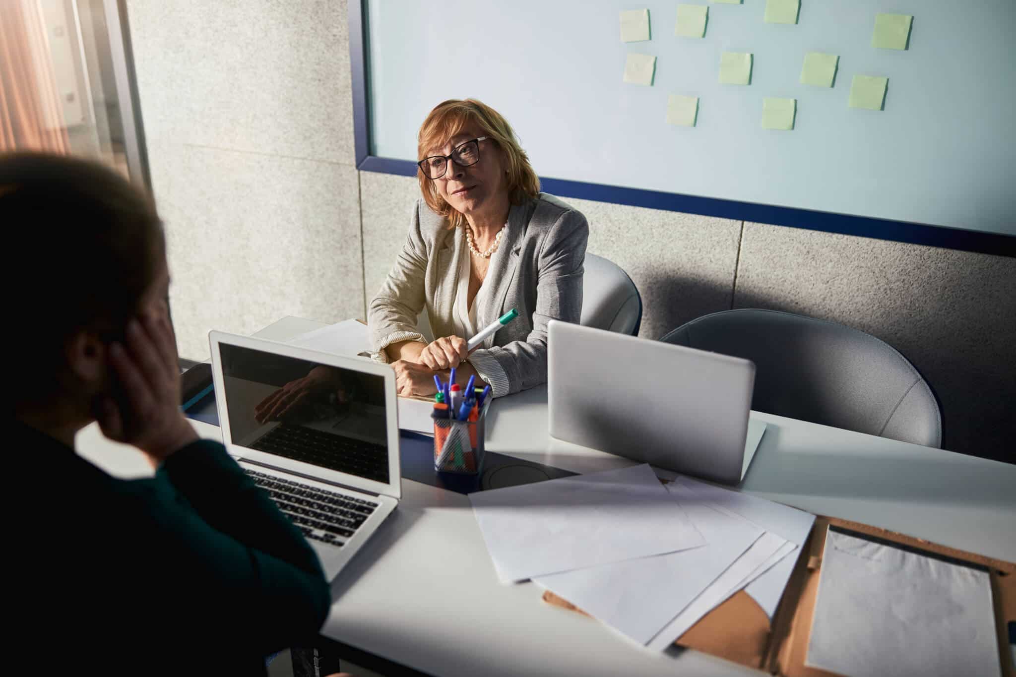 pessoa sentada em frente à sua chefe a ilustrar 5 Coisas que não deve dizer ao seu chefe