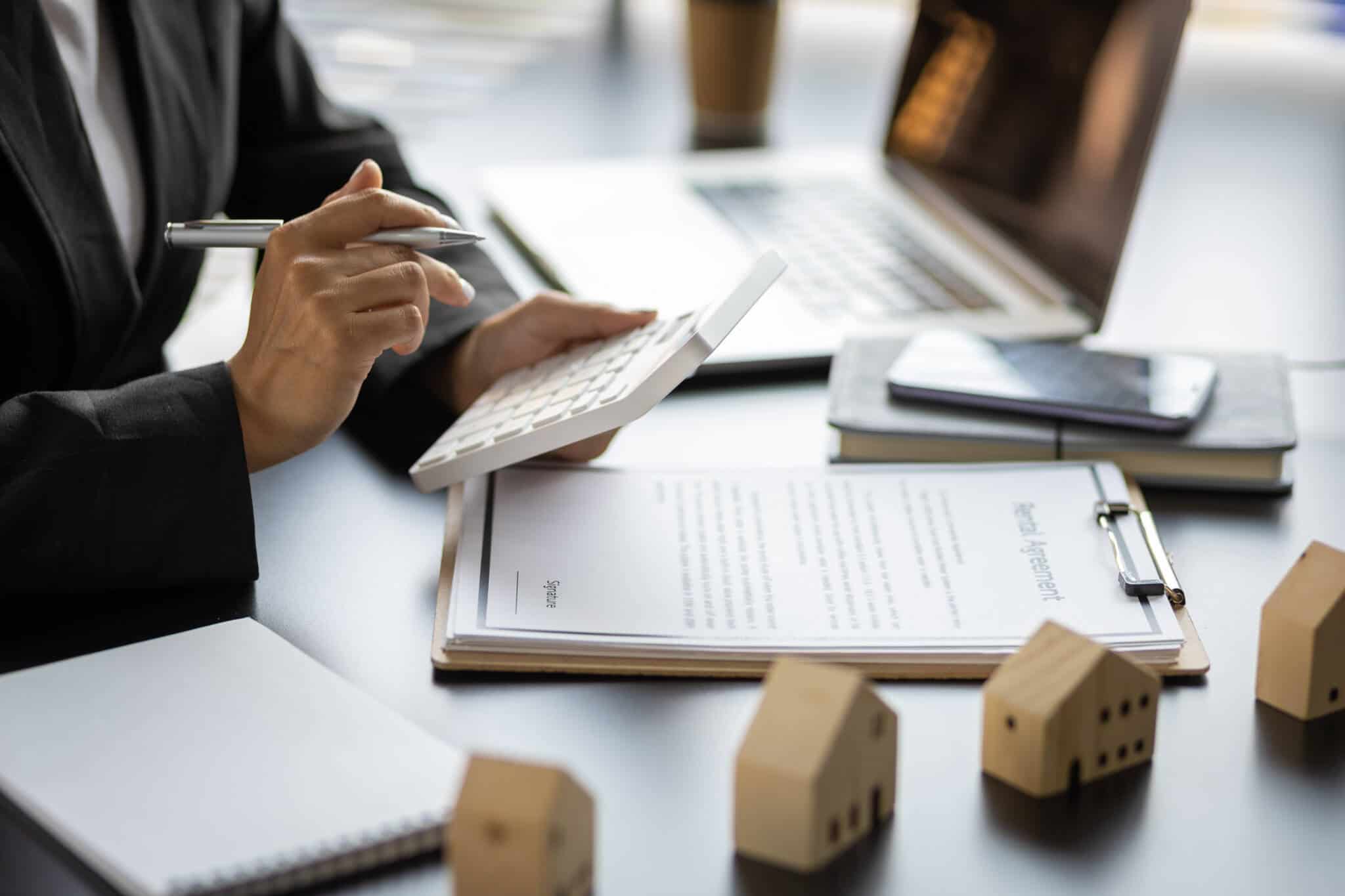 Pessoa a analisar contrato de crédito habitação