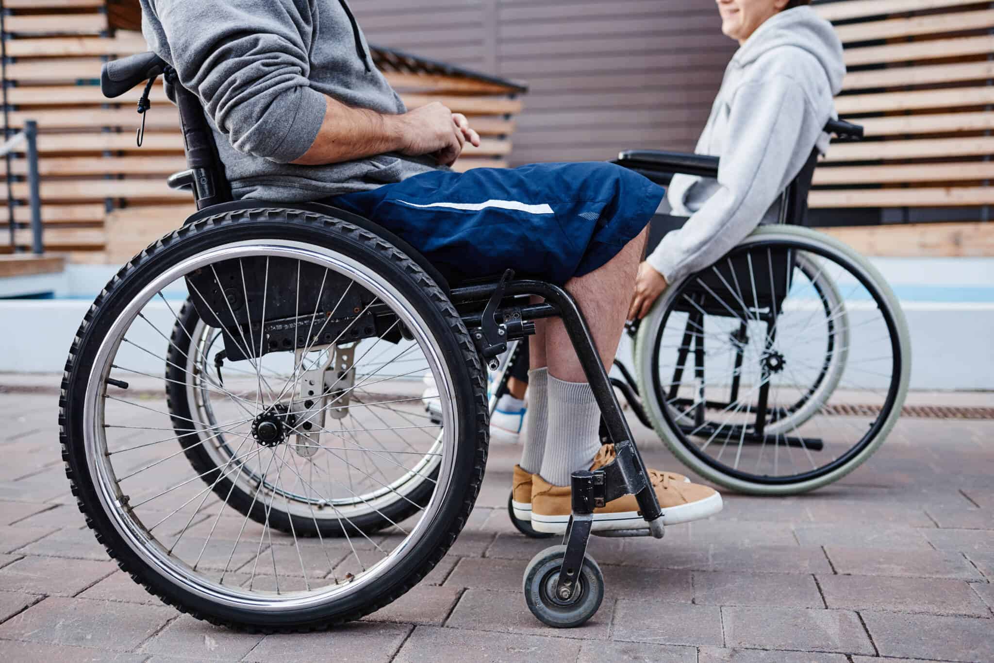 Pessoas com deficiência em cadeiras de rodas