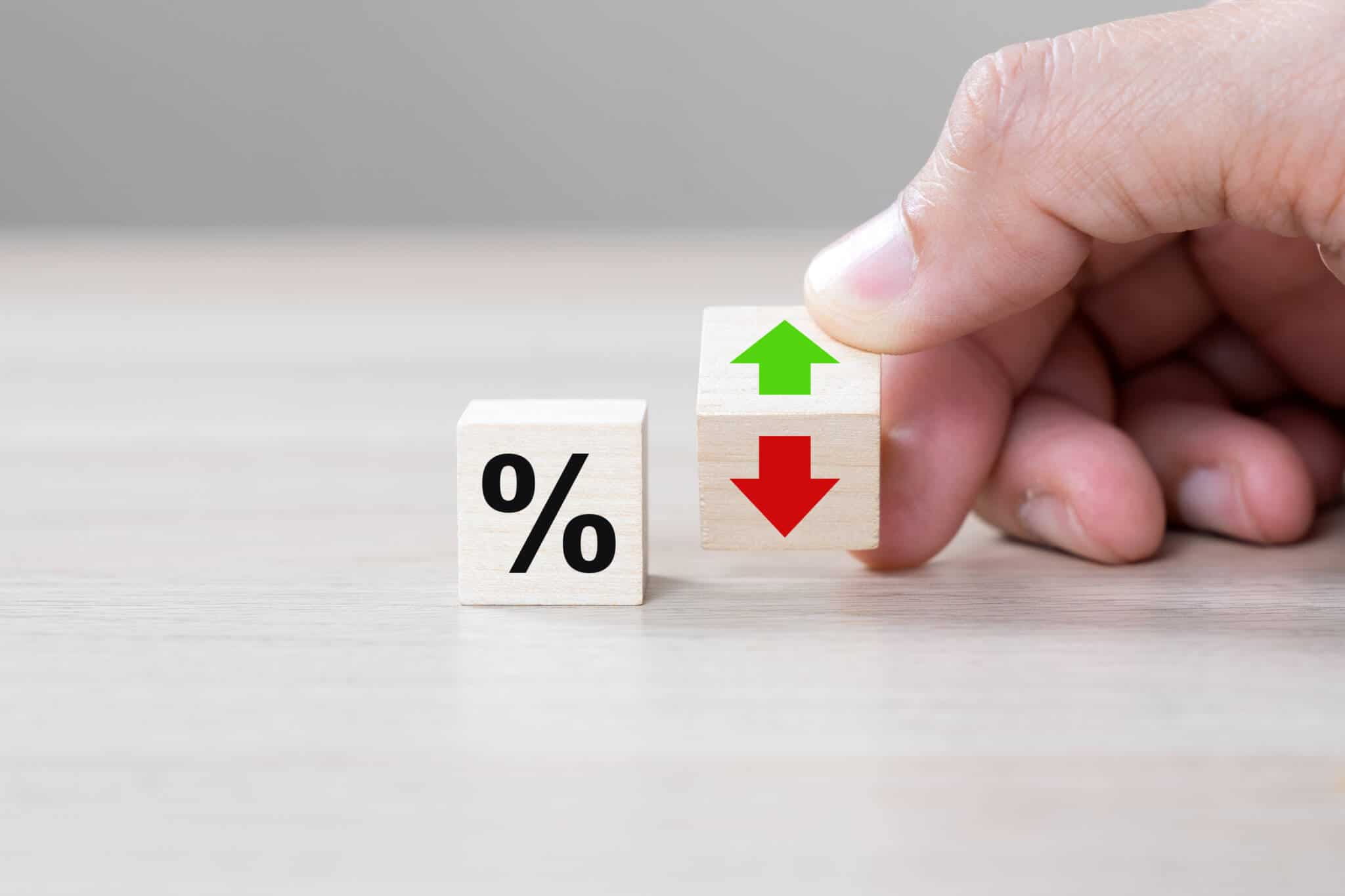 Dados com símbolo de percentagem representando aumento dos juros