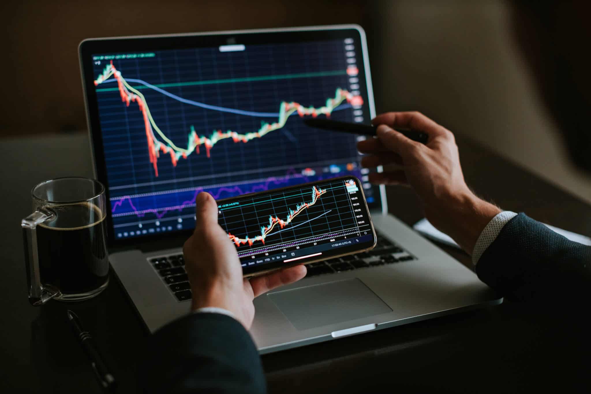 investidor a analisar graficos
