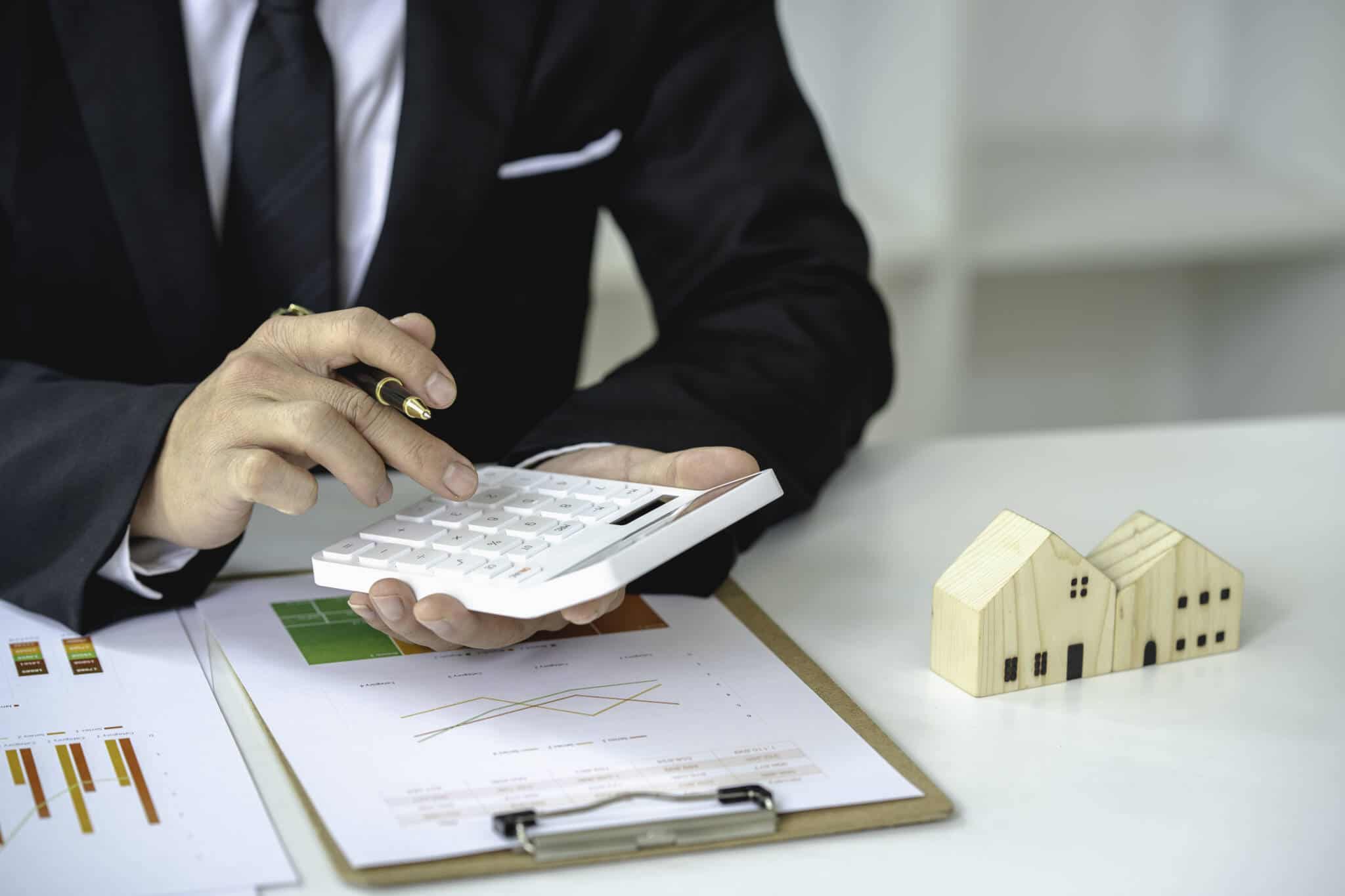 Como deduzir juros de habitação no IRS Homem a fazer contas para saber o aumento das rendas para 2017