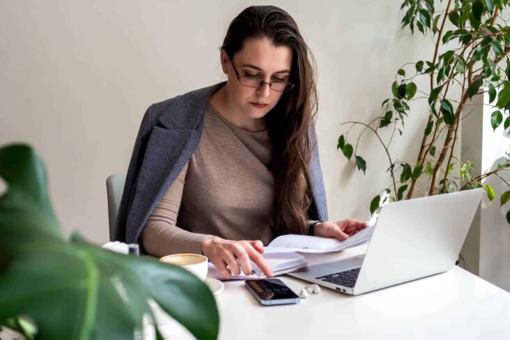 mulher a fazer contas para organizar as finanças até ao fim do ano