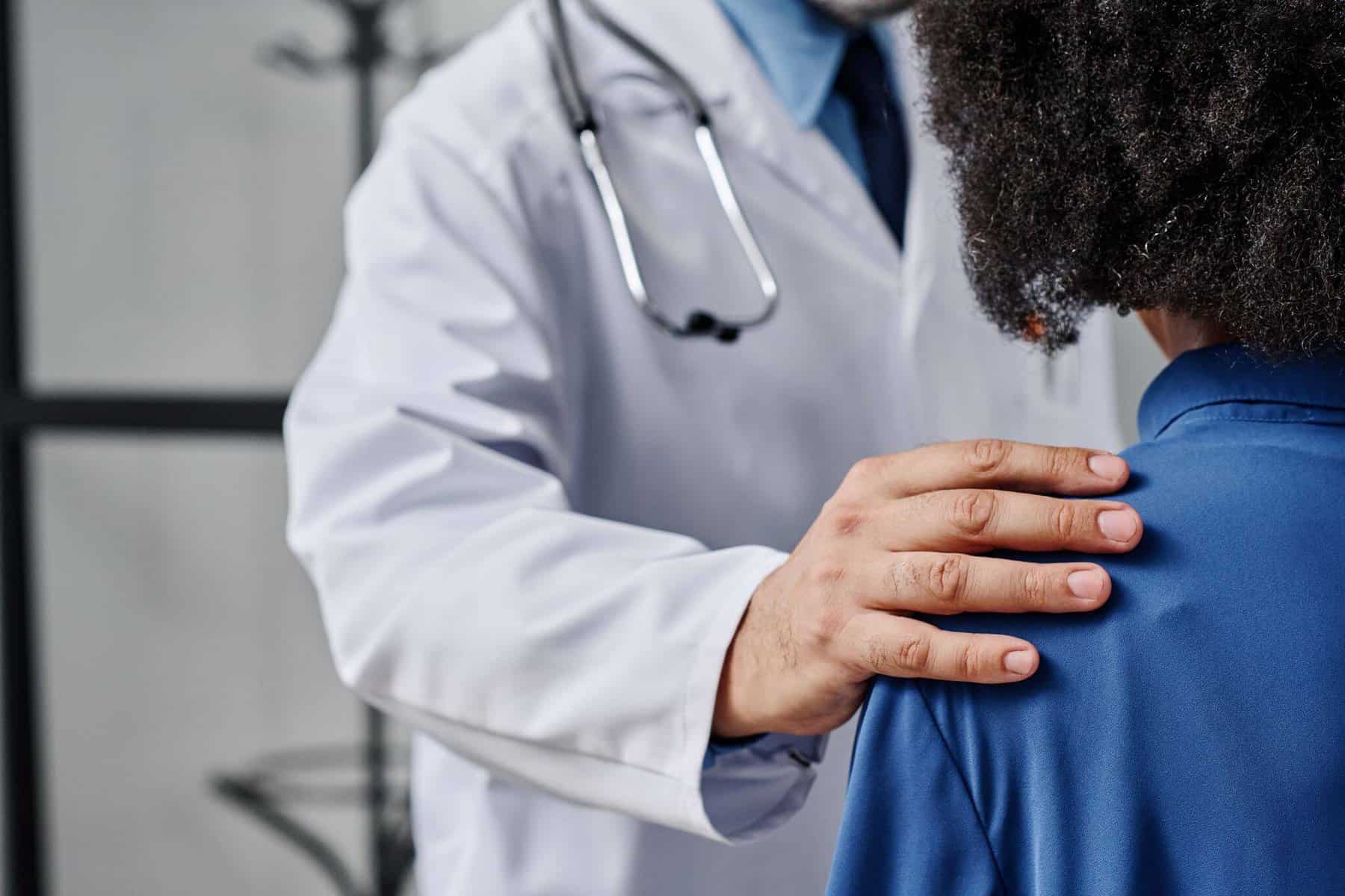 médico a consultar paciente