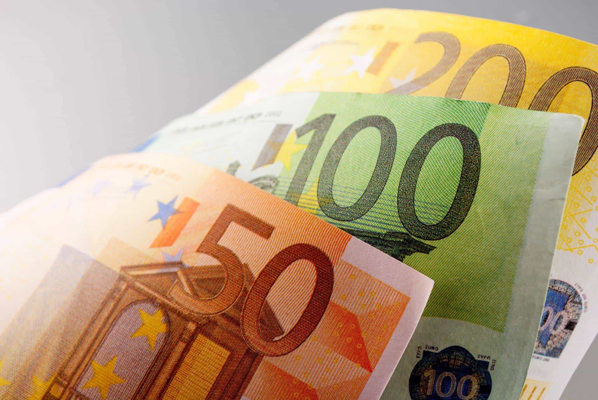 notas de 50, 100 e 200 euros
