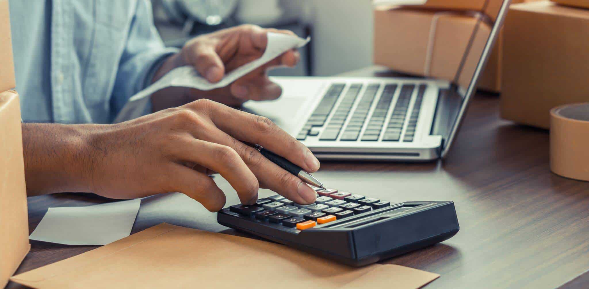 homem com faturas a tentar perceber como entregar o IRS em 2016