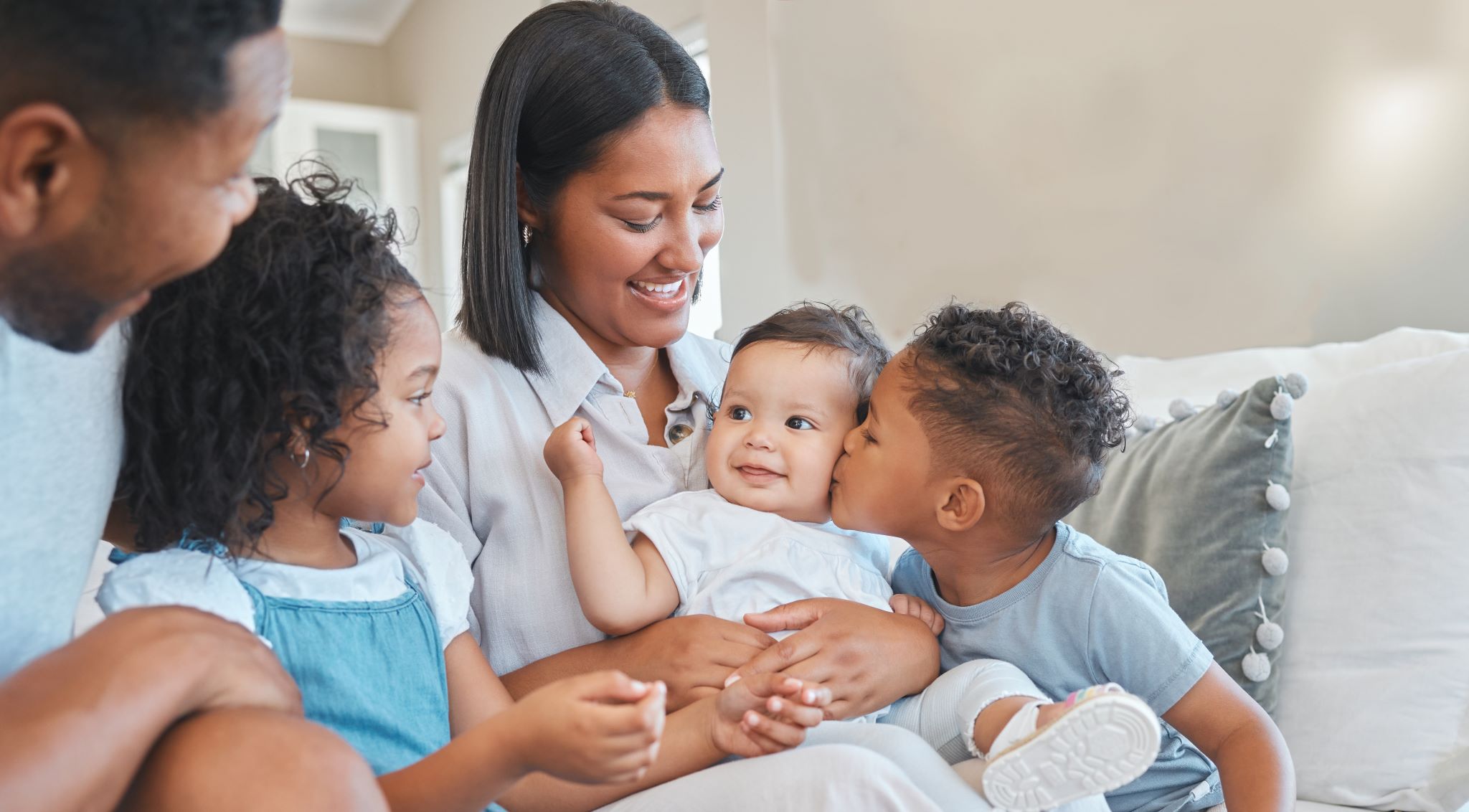família com um pai, uma mãe e três filhos