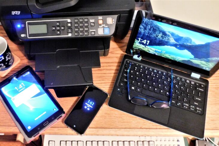 conjunto de gadgets a funcionar com contrato de telecomunicações