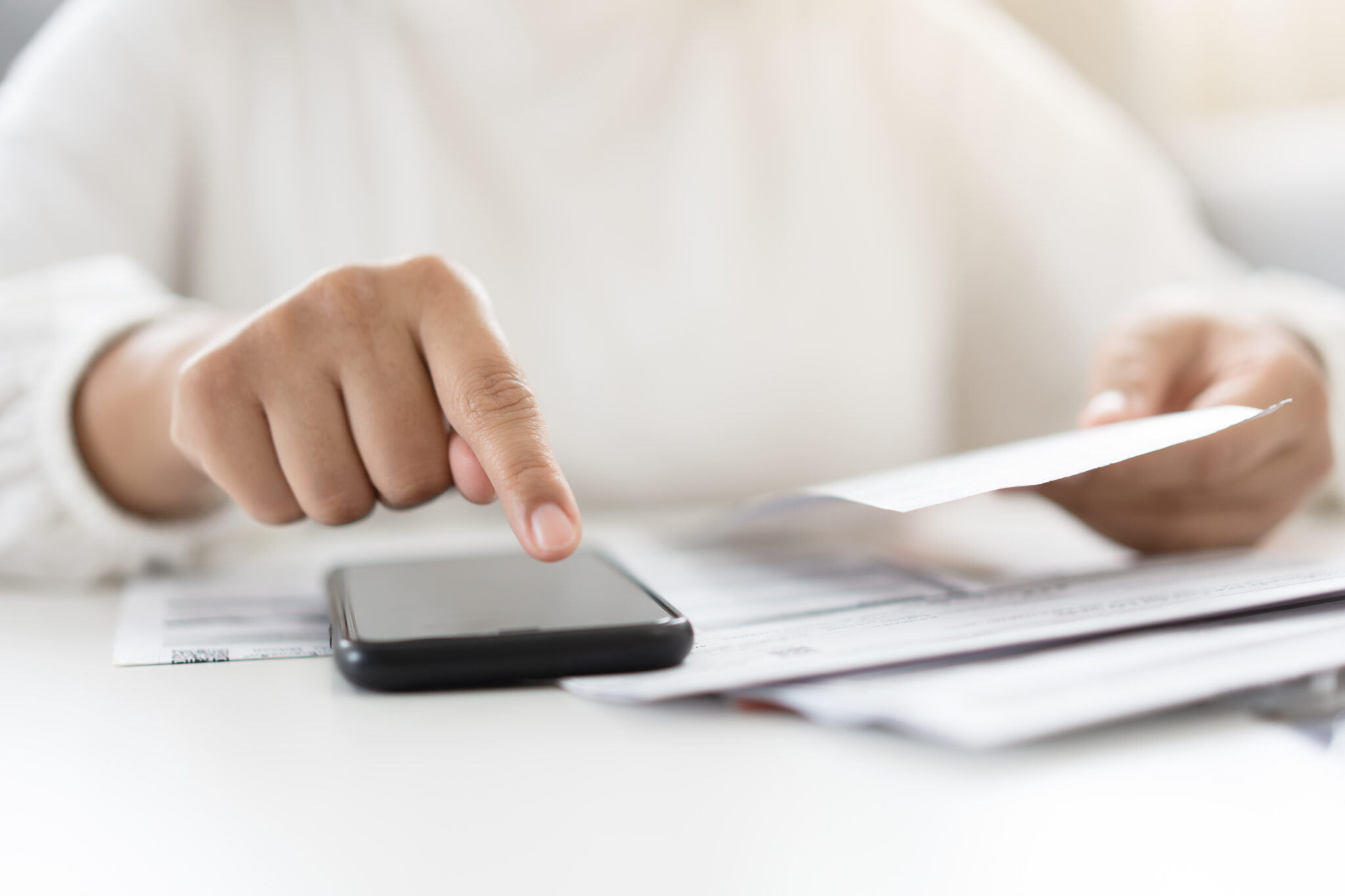 mulher a fazer contas aos valores máximos de deduções fiscais