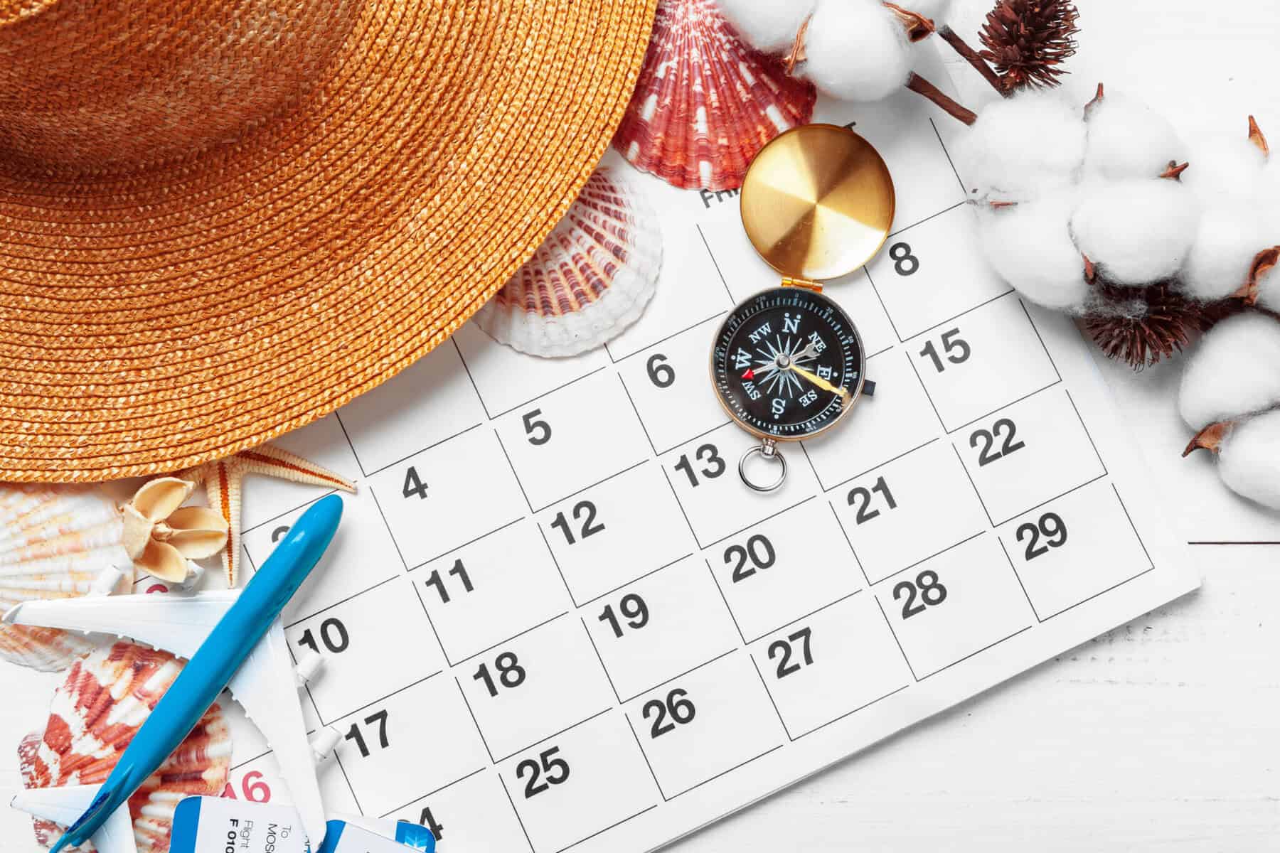 calendário com um chapéu de palha, a ilustrar a possibilidade de alterar férias no verão